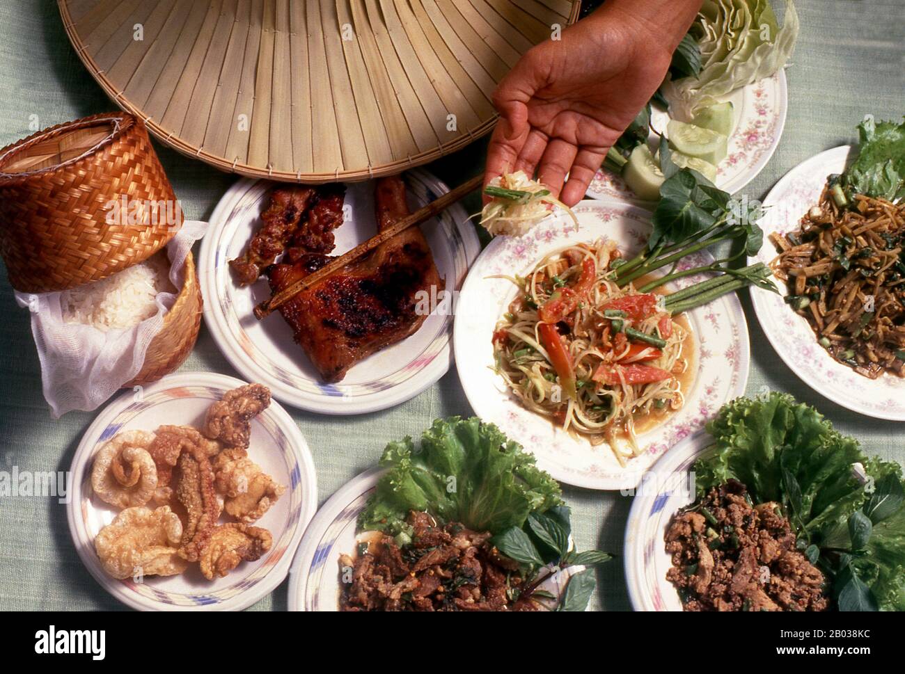 Die nordöstliche thailändische und laotische Küche ist im Allgemeinen die einfache, würzige, Bauernsorte, die die Einwohner dieser relativ armen Region genießen. Zu den bekanntesten Gerichten gehören Somtam - Papaya-Salat mit Fischsauce, Knoblauch, Chilipapern, Erdnüsse und Puu na Felskrabbe, die dem Geschmack hinzugefügt werden. Das wird oft mit kai Yang verzehrt - gegrilltes Huhn, das am besten aus Sisaket in der Nähe der Grenze zu Lao stammt. Der vielleicht klassischste von Isaan-Gerichten ist Larb - gewürztes Hackfleisch, das in der Regel mit Salat und einer Beilage aus rohem Gemüse serviert wird. Im Gegensatz zu Bangkok und dem Süden, khao Niaw, oder "stickiger Reis Stockfoto