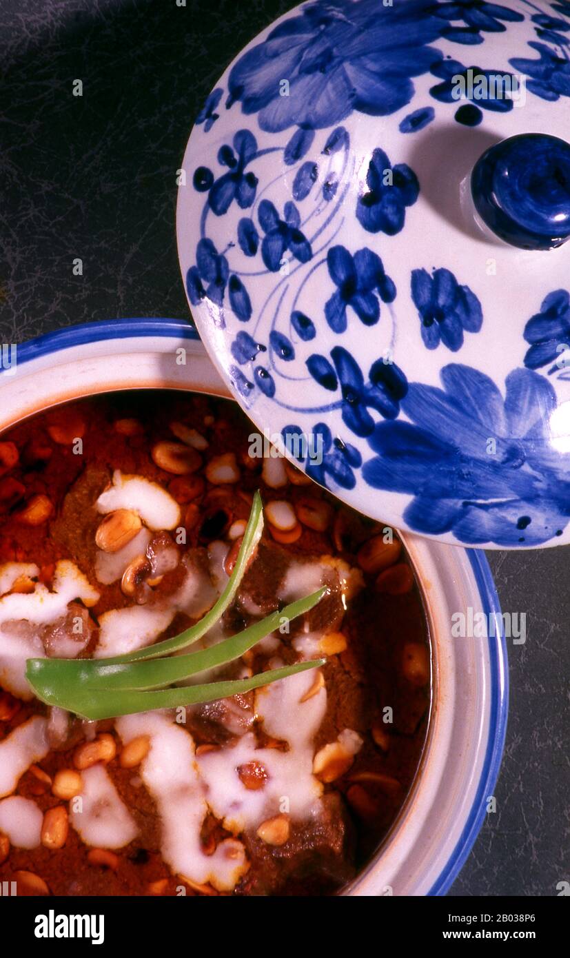 Kaeng Matsman ist eine Curry im südthailändischen Stil. Es besteht aus Stück Rindfleisch oder Huhn, kombiniert mit Kartoffeln und Zwiebeln und Erdnüssen in einer leicht gewürzten Curry-Sauce, die mit Kokosmilch aromatisiert ist. Stockfoto