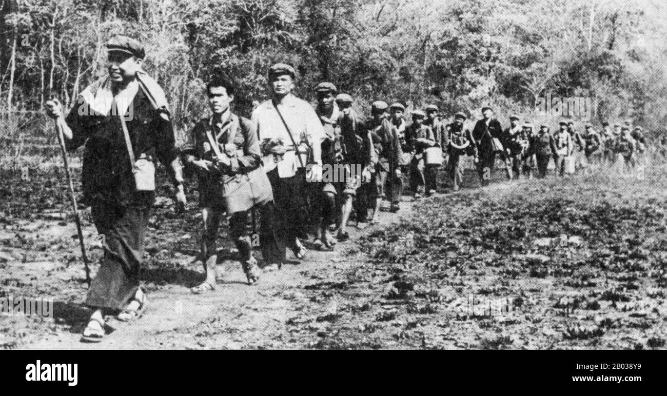In einem inszenierten Foto filiert eine Truppe von Khmer Rouge Guerillas durch den Dschungel des westlichen Kambodschas. Pol Pot tritt in Führung, gefolgt von seinem persönlichen Leibwächter und dem Bruder Nr. 2, Nuon Chea. Ieng Sary (schwarz) ist 11. Von links. Die Botschaft an die Vietnamesen und die Außenwelt: "Wir sind immer noch hier und eine lebensfähige Kraft". Stockfoto