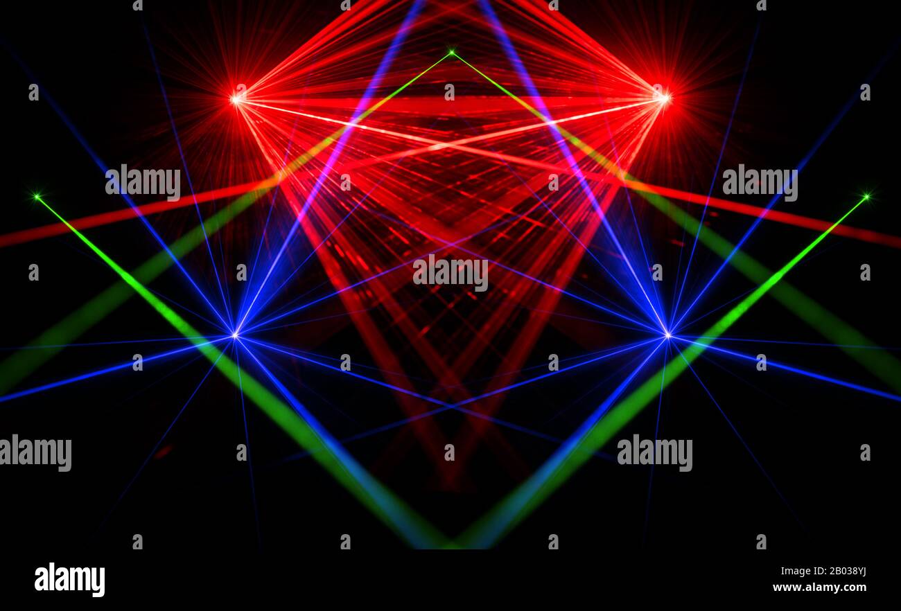 Blaue, grüne und rote Laserstrahl-Lichteffekte auf schwarzem Hintergrund Stockfoto