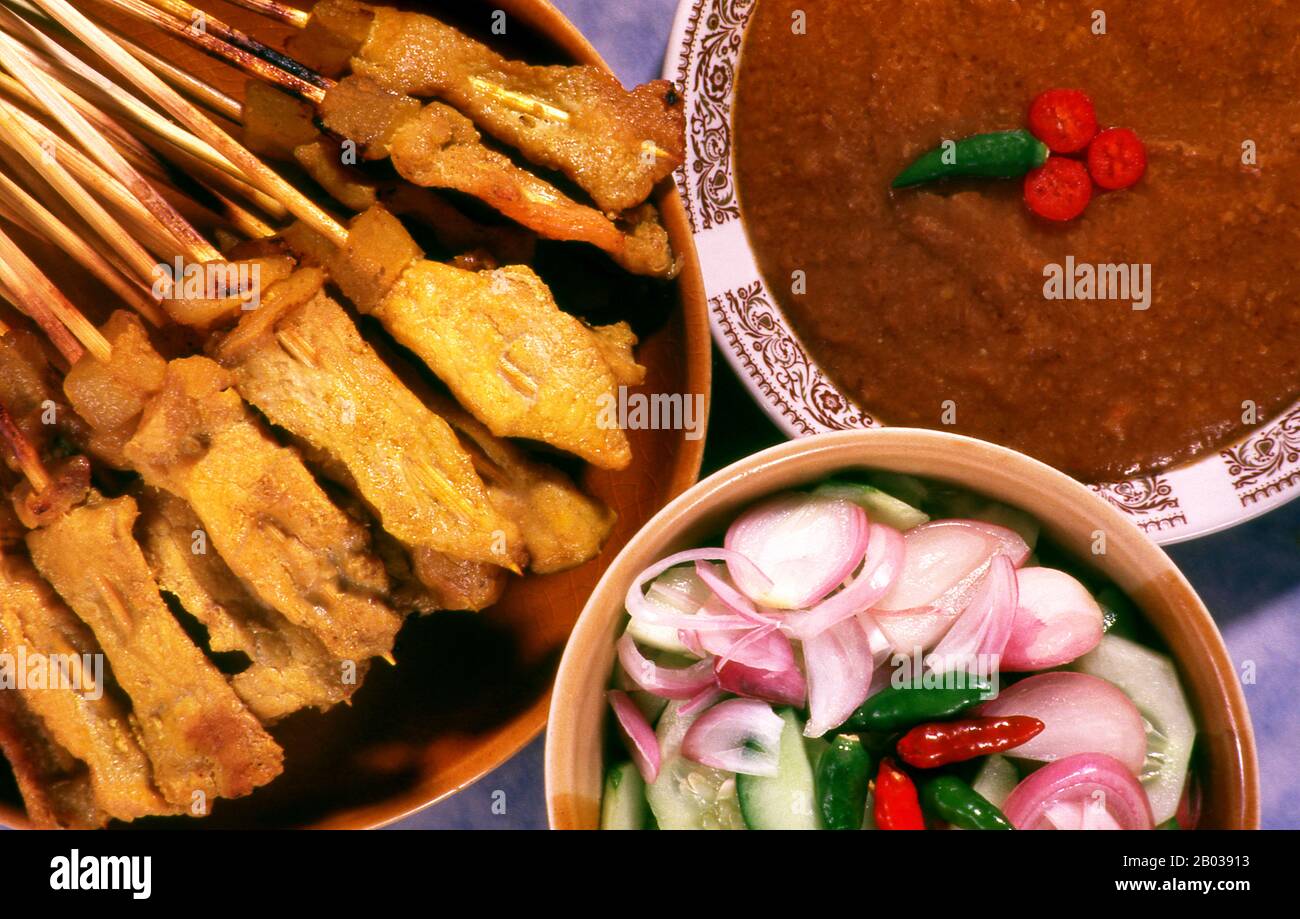 Satay ist ein Gericht aus gewürztem, verzerrtem und gegrilltem Fleisch, das mit einer Soße serviert wird. Es ist ein Gericht Südostasiens, insbesondere Indonesien, Malaysia und Thailand. Satay kann aus gewürfeltem oder geschnittenem Huhn, Ziege, Hammel, Rindfleisch, Schweinefleisch, Fisch, anderem Fleisch oder Tofu bestehen. Satay hat seinen Ursprung auf der indonesischen Insel Java. Es ist fast überall in Indonesien erhältlich, wo es zu einem nationalen Gericht geworden ist. Stockfoto