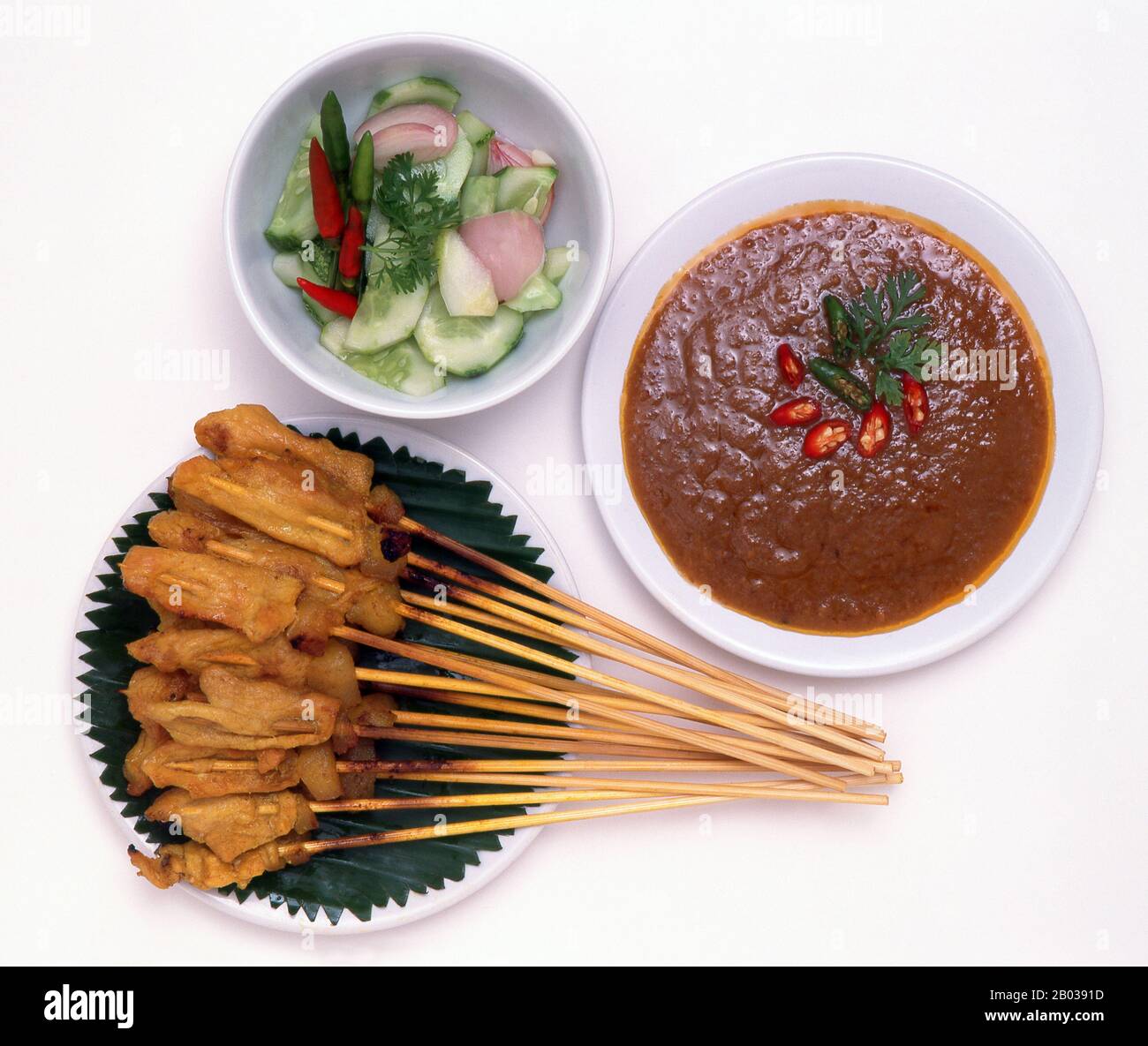 Satay ist ein Gericht aus gewürztem, verzerrtem und gegrilltem Fleisch, das mit einer Soße serviert wird. Es ist ein Gericht Südostasiens, insbesondere Indonesien, Malaysia und Thailand. Satay kann aus gewürfeltem oder geschnittenem Huhn, Ziege, Hammel, Rindfleisch, Schweinefleisch, Fisch, anderem Fleisch oder Tofu bestehen. Satay hat seinen Ursprung auf der indonesischen Insel Java. Es ist fast überall in Indonesien erhältlich, wo es zu einem nationalen Gericht geworden ist. Stockfoto