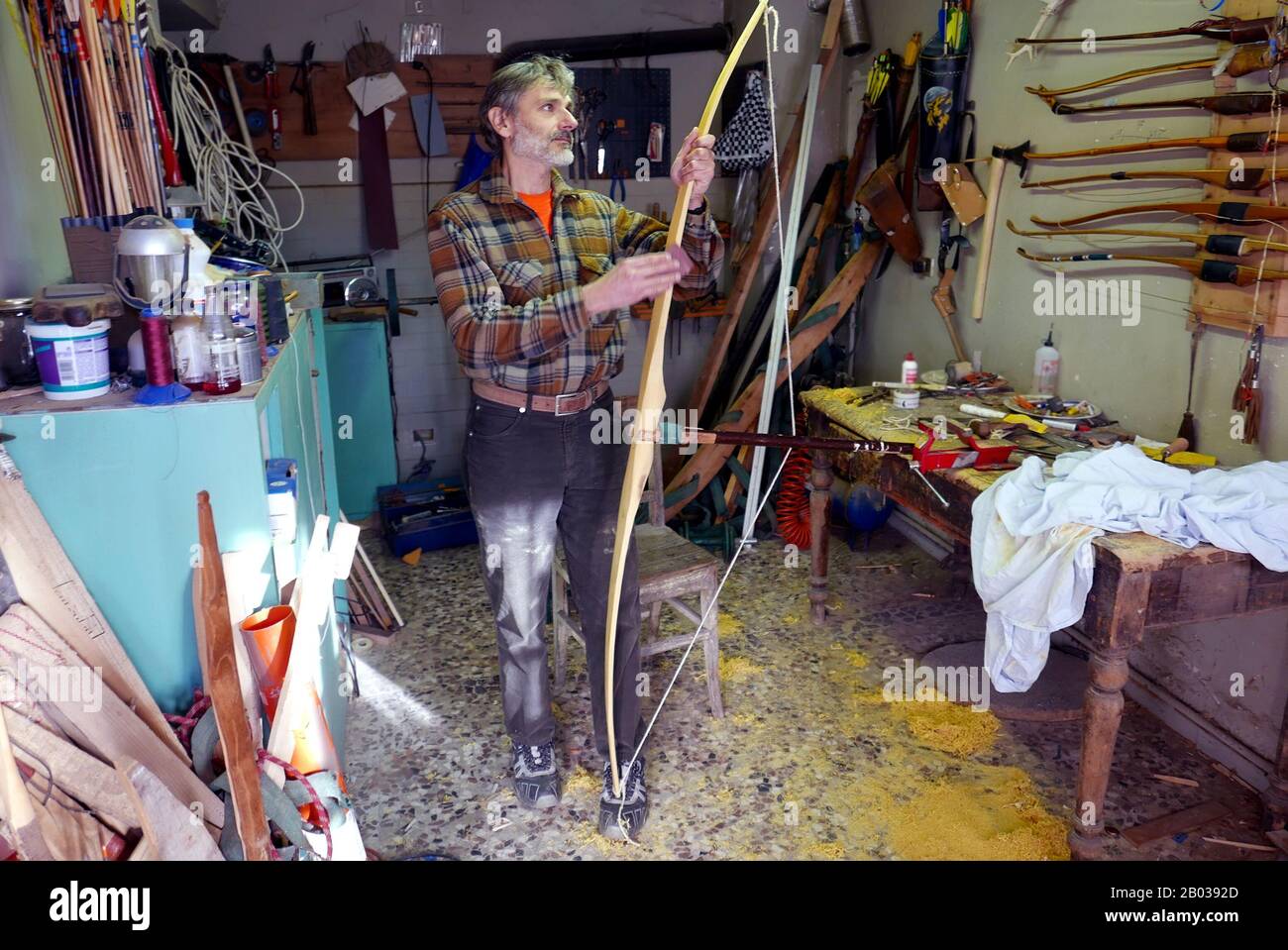 Artesan bei der Arbeit einen traditionellen Bogen machen Stockfoto