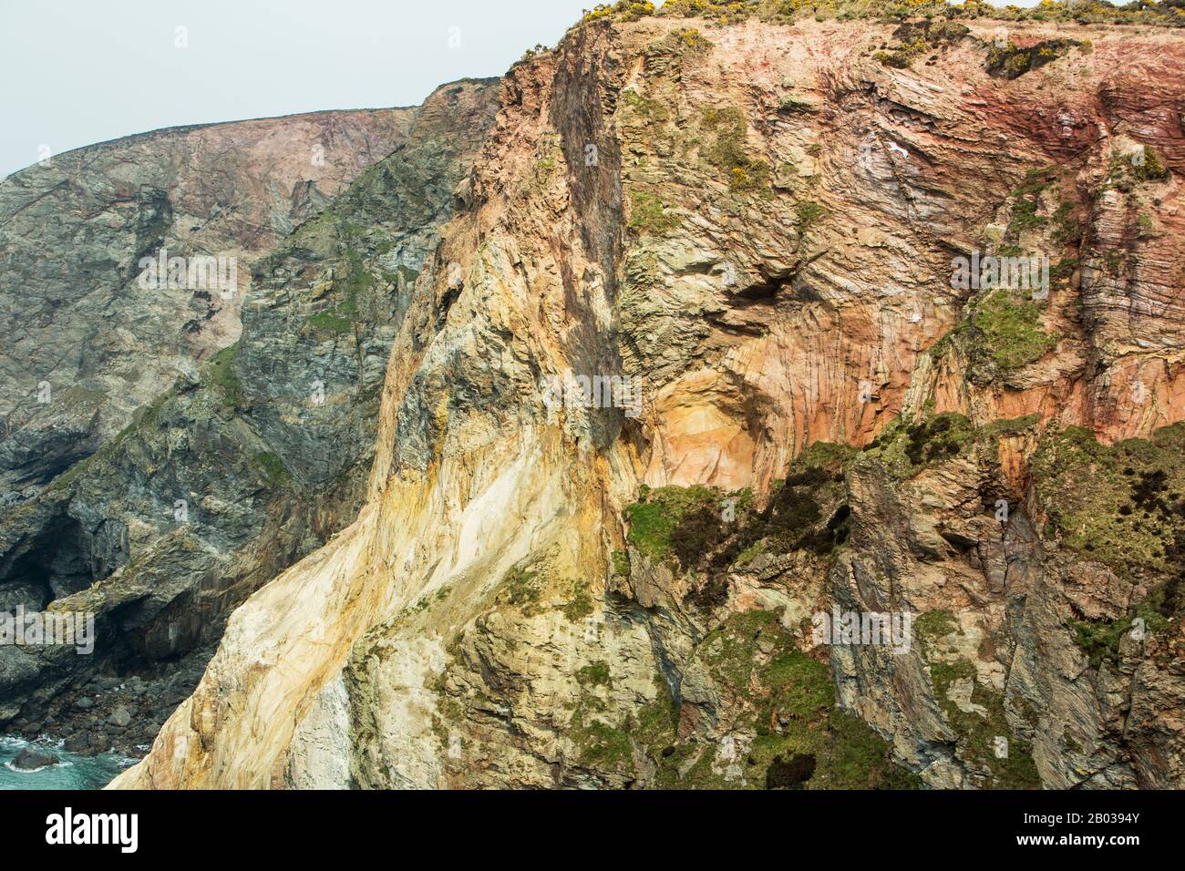 Nahaufnahme der Klippen, die von Mineralien und Kupfer bestackt wurden, in Cligga Head bei Perranporth und St Agnes, Cornwall, England Stockfoto