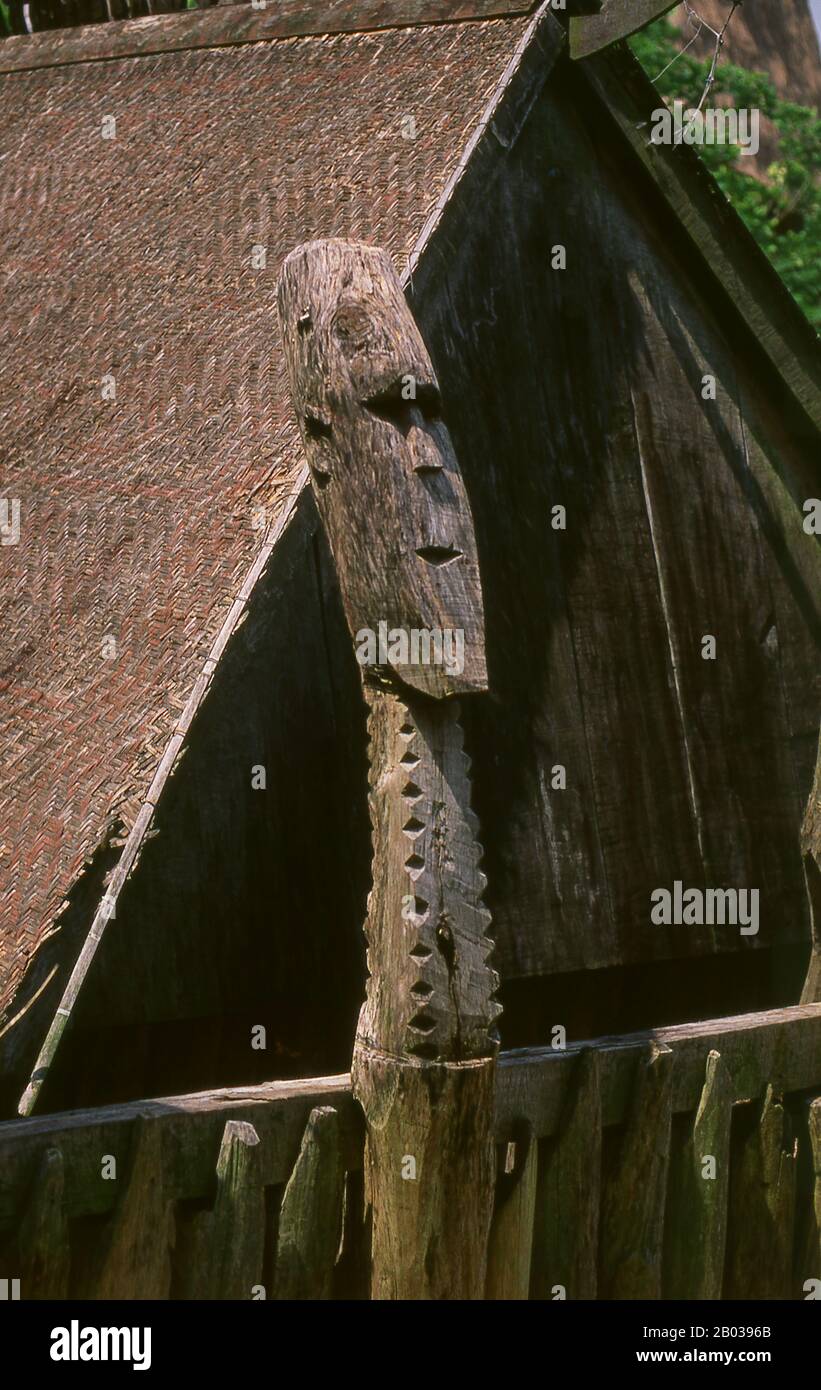 Vietnam: Hölzerne Skulptur, Jarai-Grab, Vietnammuseum für Ethnologie, Hanoi. Die Jarai oder Jarais sind eine ethnische Gruppe, die im zentralen Hochland Vietnams (hauptsächlich in den Provinzen Gia Lai und Kon TUM) sowie in der Provinz Ratanakiri im Nordosten Kambodschas zu finden ist. Traditionelle Jarai-Gräber sind kleine Hütten, in denen die Besitztümer der Verstorbenen untergebracht sind. Um das Grab herum sind hölzerne Säulen mit rohen Schnitzereien gekrönt, von denen einige spirituelle Wächter repräsentieren. Stockfoto