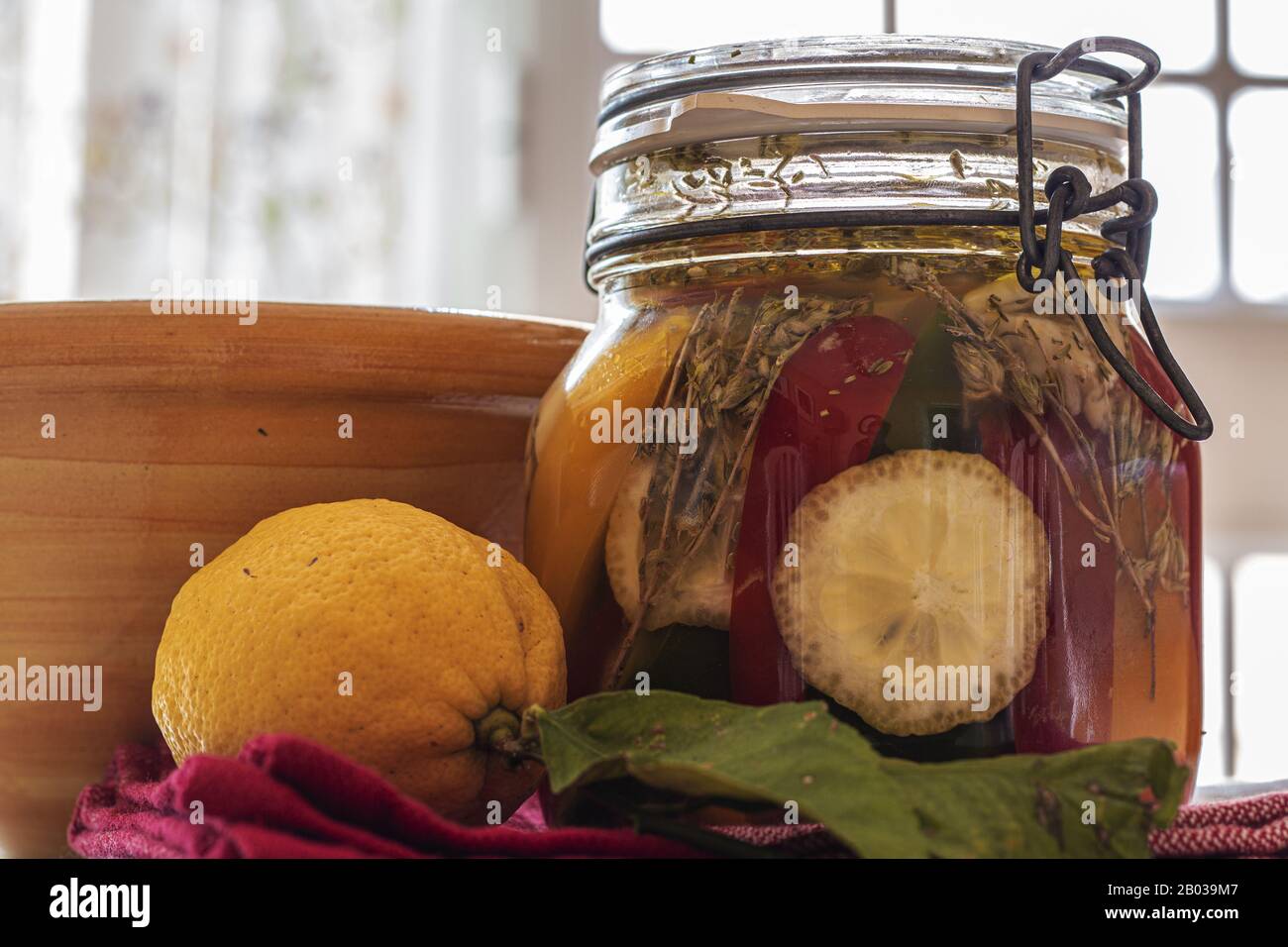 Glasbecher mit eingelegten Paprika Stockfoto