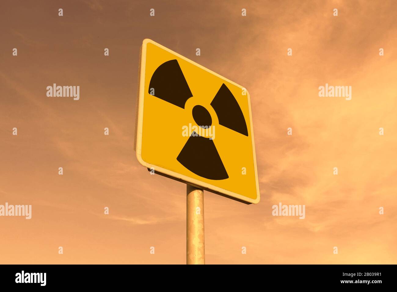 Ein Straßenschild Mit Radioaktivität und chemischen Gefahren mit giftigen Wolken im Hintergrund: Umweltverschmutzung und Gefahrenkonzept Stockfoto