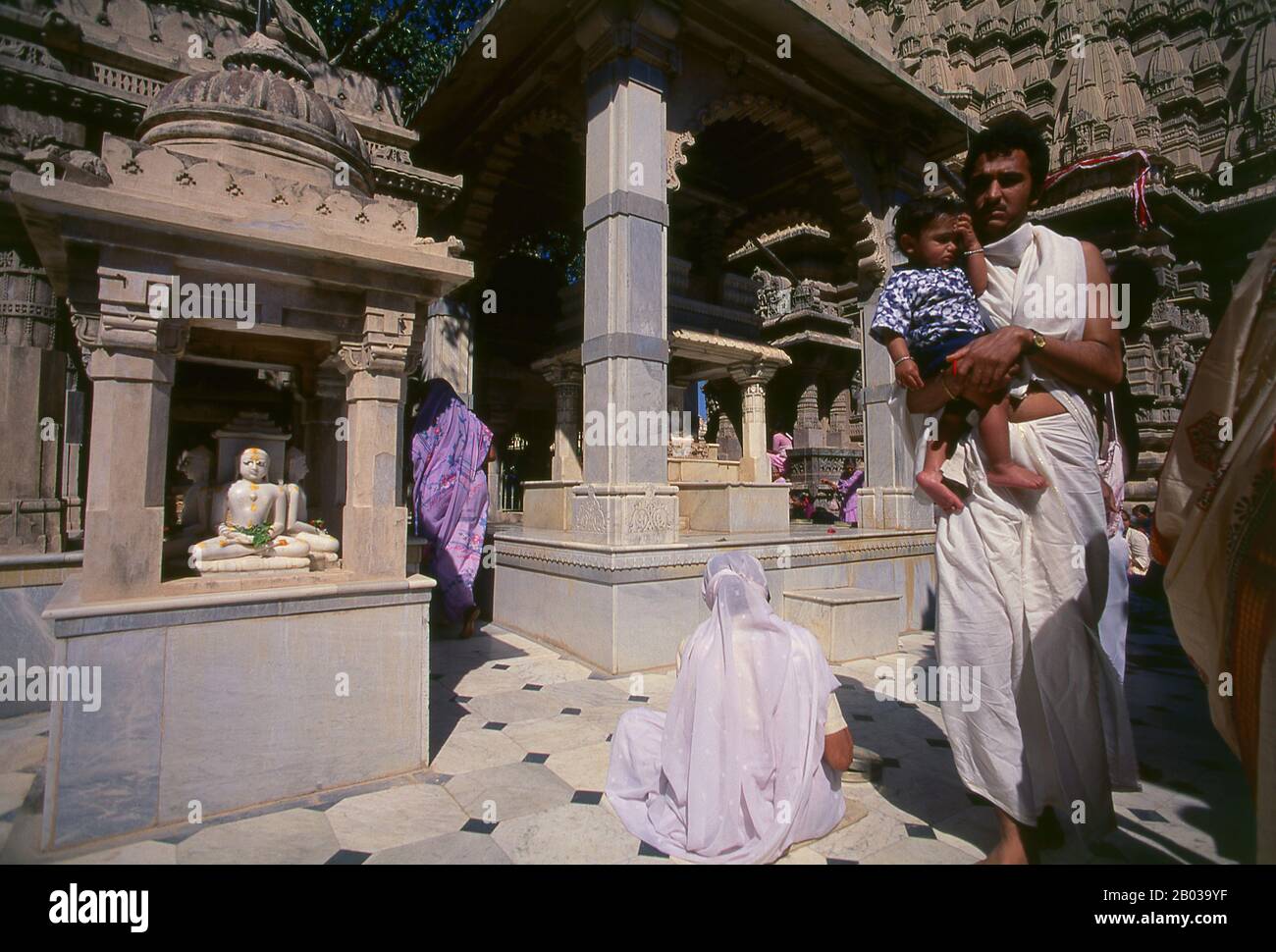 Die heilige Stätte von Jain von Shatrunjaya enthält Hunderte von Palitana-Tempeln, die größtenteils zwischen dem 11. Und 16. Jahrhundert vor Christus erbaut wurden. Die Shatrunjaya-Hügel wurden heilig, als Rishabha, der erste Tirthankara (allwissende Lehrgottheit) des Jainismus, seine erste Predigt im Tempel auf der Hügelspitze hielt. Die alte Geschichte der Hügel geht auch auf Pundarika Swami zurück, einen Chief Ganadhara und Enkel von Rishabha, der hier das Heil erreichte. Sein gegenüber dem Haupttempel Adinath gelegener Schrein, der von seinem Sohn Bharata erbaut wurde, wird ebenfalls von Pilgern verehrt. Stockfoto