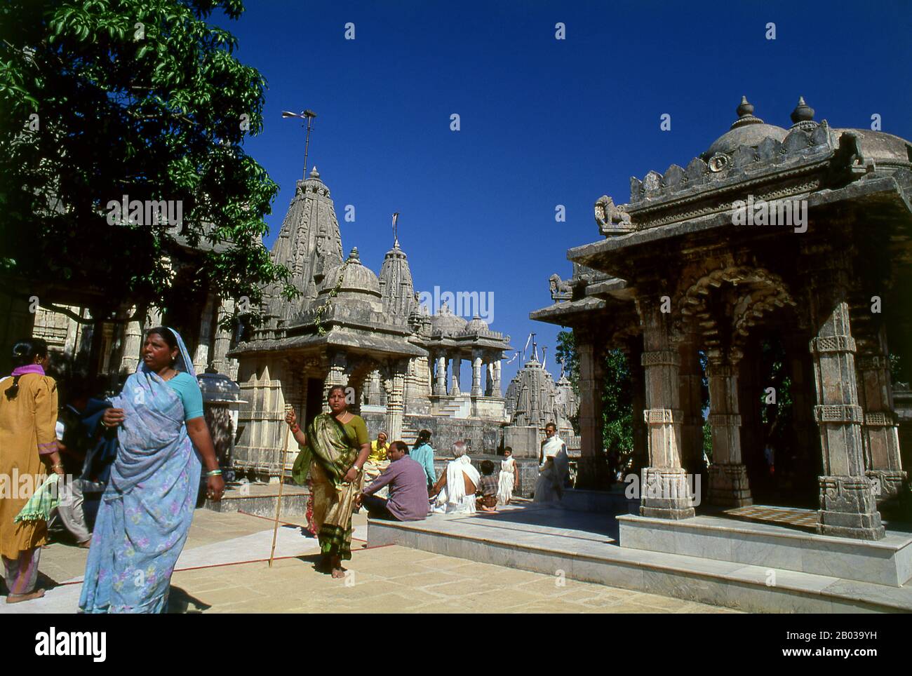 Die heilige Stätte von Jain von Shatrunjaya enthält Hunderte von Palitana-Tempeln, die größtenteils zwischen dem 11. Und 16. Jahrhundert vor Christus erbaut wurden. Die Shatrunjaya-Hügel wurden heilig, als Rishabha, der erste Tirthankara (allwissende Lehrgottheit) des Jainismus, seine erste Predigt im Tempel auf der Hügelspitze hielt. Die alte Geschichte der Hügel geht auch auf Pundarika Swami zurück, einen Chief Ganadhara und Enkel von Rishabha, der hier das Heil erreichte. Sein gegenüber dem Haupttempel Adinath gelegener Schrein, der von seinem Sohn Bharata erbaut wurde, wird ebenfalls von Pilgern verehrt. Stockfoto