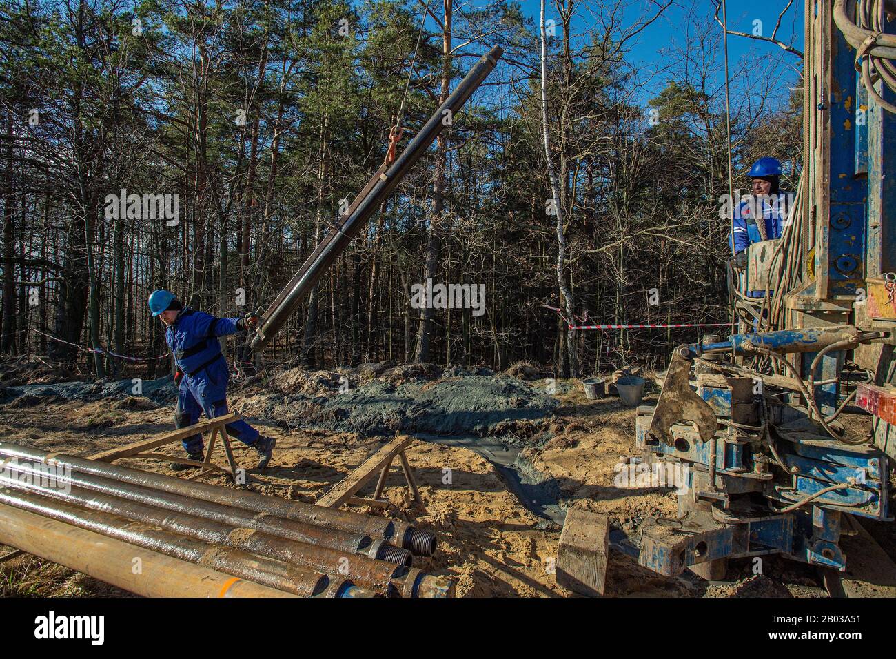 Hermanice, Tschechien. Februar 2020. Am 18. Februar 2020 wird in Hermanice, Tschechien, das Netz der Wasserbohrungen zur Überwachung der Auswirkungen des Turowabbaus in der Umgebung des Tagebaus Turow nahe der tschechisch-polnischen Grenze in Hermanice, Tschechien, weiter ausgebaut. Die Grube Turow versorgt vor allem das nahe gelegene Turow-Werk mit Kohle, das 8 Prozent der polnischen Energieversorgung erzeugt. Der Eigentümer beider Anlagen, die PGE Group (Polska Grupa Energetyczna), plant bis 2044, den Bergbau am Standort fortzusetzen. Kredit: Radek Petrasek/CTK Foto/Alamy Live News Stockfoto