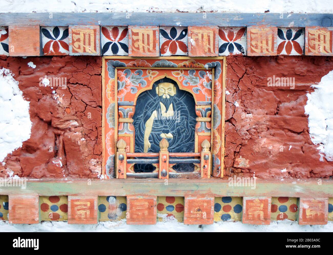 Der Dochula-Pass ist ein bhutanischer Gebirgspass, der an der Straße von Thimphu nach Punakha liegt. Innerhalb des Passes befinden sich 108 Gedenkstätten "Chortens" oder Stupas, bekannt als "druk Wangyal Chortens", die von der ältesten Königinmutter Ashi Dorji Wangmo zu Ehren bhutanischer Soldaten erbaut wurden, die im Kampf gegen assamesische Aufständische aus Indien im Dezember 2003 getötet wurden. Im Pass befindet sich auch ein Kloster, der Druk Wangyal Lhakhang (Tempel), der zu Ehren von Jigme Singye Wanghuck erbaut wurde, der vierte Druk Gyalpo (Staatsoberhaupt), sowie der Royal Botanical Park, der erste, der in Bhutan eingerichtet wurde. Stockfoto