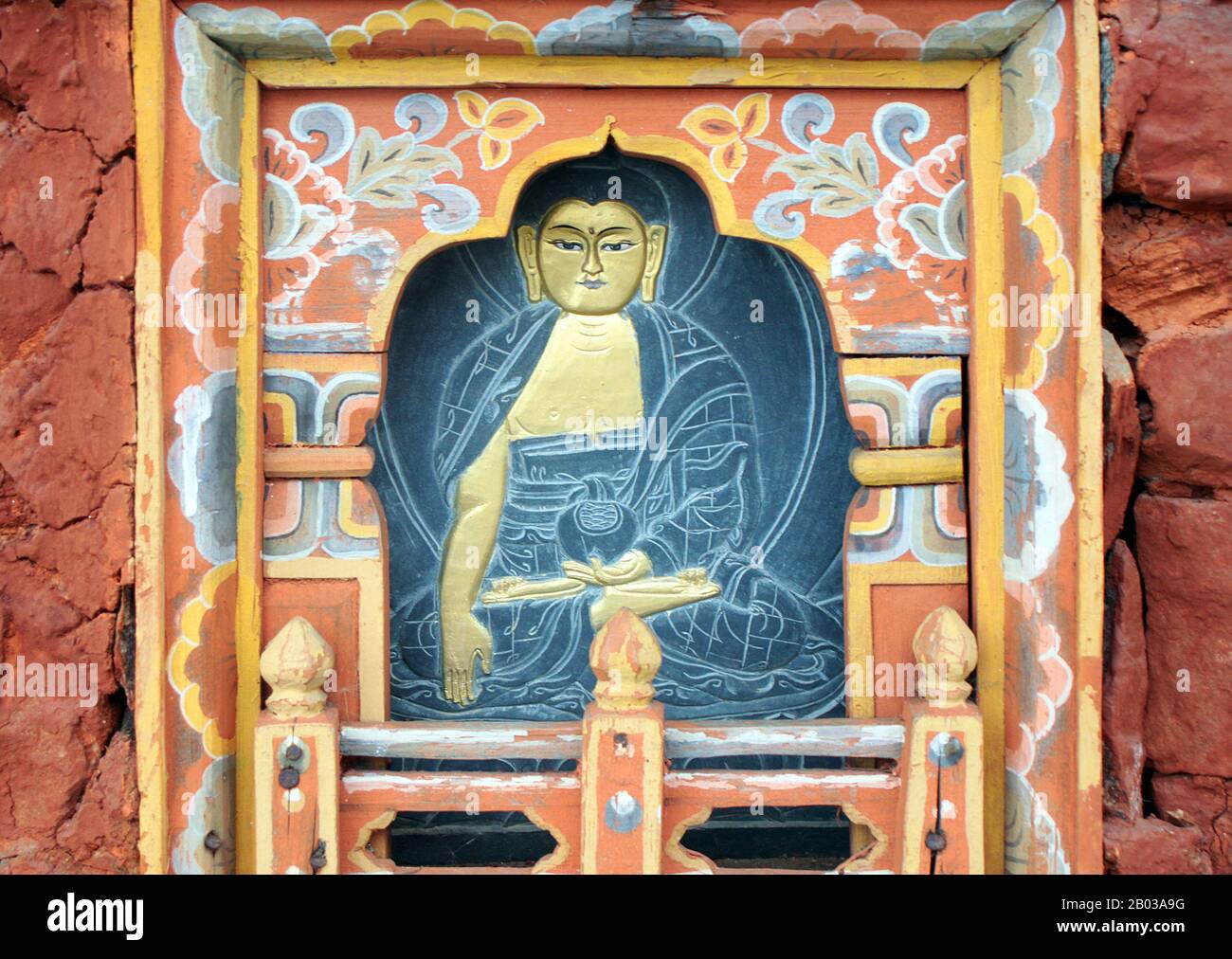 Der Dochula-Pass ist ein bhutanischer Gebirgspass, der an der Straße von Thimphu nach Punakha liegt. Innerhalb des Passes befinden sich 108 Gedenkstätten "Chortens" oder Stupas, bekannt als "druk Wangyal Chortens", die von der ältesten Königinmutter Ashi Dorji Wangmo zu Ehren bhutanischer Soldaten erbaut wurden, die im Kampf gegen assamesische Aufständische aus Indien im Dezember 2003 getötet wurden. Im Pass befindet sich auch ein Kloster, der Druk Wangyal Lhakhang (Tempel), der zu Ehren von Jigme Singye Wanghuck erbaut wurde, der vierte Druk Gyalpo (Staatsoberhaupt), sowie der Royal Botanical Park, der erste, der in Bhutan eingerichtet wurde. Stockfoto