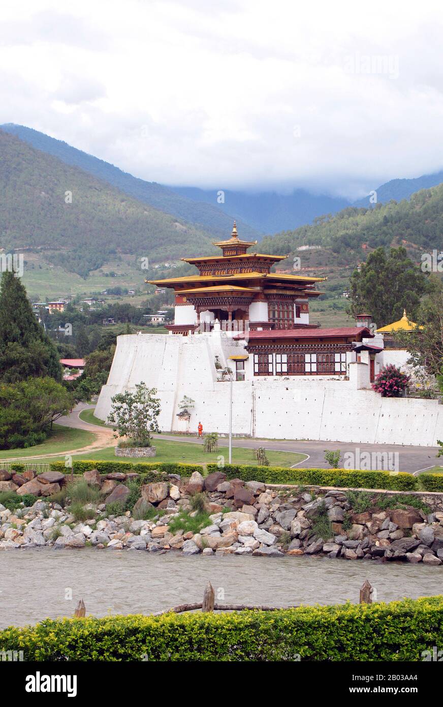 Der Punakha Dzong, auch Pungtang Dewa Chhenbi Phodrang ("der Palast des großen Glücks oder der Glückseligkeit") wurde 1637 - 1638 von der 1. Zhabdrung Rinpoche und Gründer des bhutanischen Staates Ngawang Namgyal (1594 - 1651) erbaut. Es ist der zweitgrößte und zweitälteste Dzong (Festung) in Bhutan, der am Zusammenfluss der Flüsse Pho Chhu (Vater) und Mo Chhu (Mutter) im Tal Punakha-Wangdue liegt. Punakha Dzong ist das Verwaltungszentrum des Distrikts Punakha und war einst bis zum Jahr 1855, als die Hauptstadt nach Thi verlegt wurde, Verwaltungszentrum und Regierungssitz von Bhutan Stockfoto
