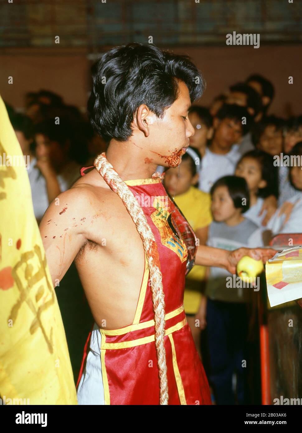 Thailand: Ein besessenes Geistermedium oder mA Song, das Nine Emperor Gods Festival, Chao Mae Thapthim Shrine (Taoist Chinese Joss House), Wang Burapha, Bangkok (1989). Das Nine Emperor Gods Festival ist ein neuntägiges taoistisches fest, das am Vorabend des 9. Mondmonats des chinesischen Kalenders beginnt und vor allem in südostasiatischen Ländern wie Myanmar, Singapur, Malaysia und Thailand stattfindet. Stockfoto
