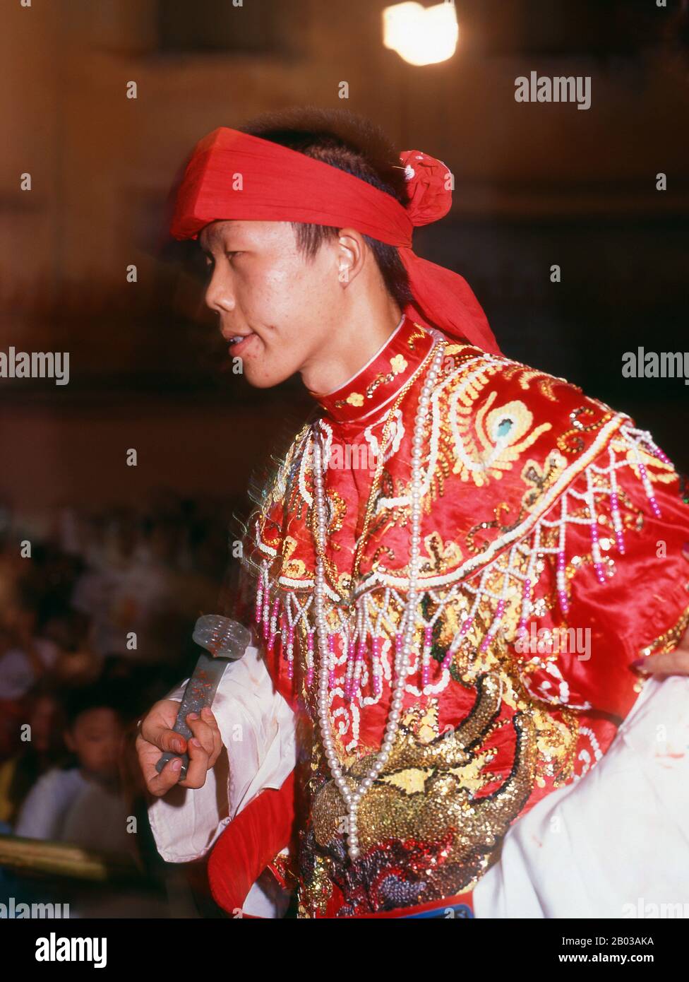 Thailand: Ein besessenes Geistermedium oder mA Song, das Nine Emperor Gods Festival, Chao Mae Thapthim Shrine (Taoist Chinese Joss House), Wang Burapha, Bangkok (1989). Das Nine Emperor Gods Festival ist ein neuntägiges taoistisches fest, das am Vorabend des 9. Mondmonats des chinesischen Kalenders beginnt und vor allem in südostasiatischen Ländern wie Myanmar, Singapur, Malaysia und Thailand stattfindet. Stockfoto