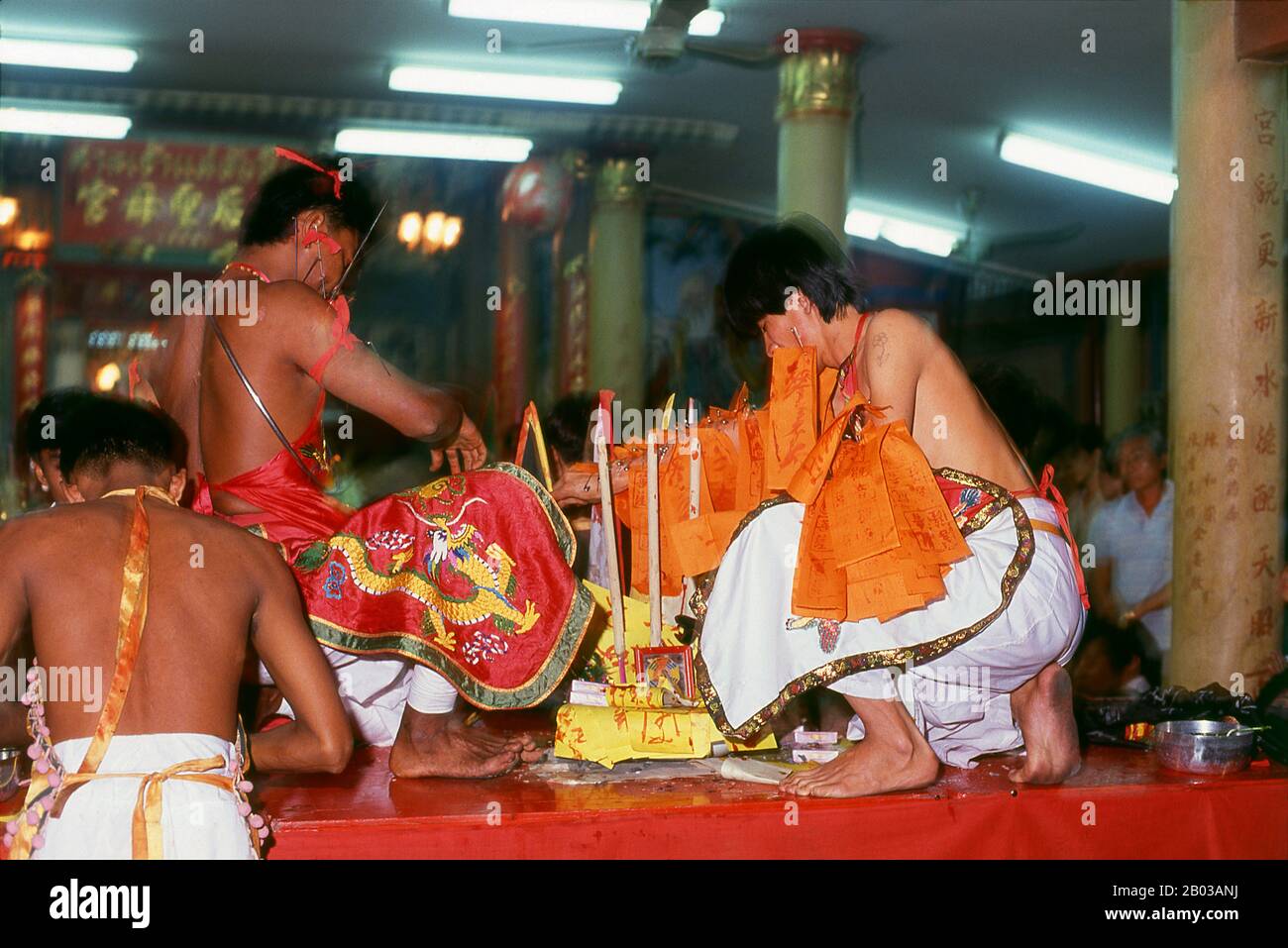Thailand: Ein besessenes Geistermedium oder mA Song, das Nine Emperor Gods Festival, Chao Mae Thapthim Shrine (Taoist Chinese Joss House), Wang Burapha, Bangkok (1989). Das Nine Emperor Gods Festival ist ein neuntägiges taoistisches fest, das am Vorabend des 9. Mondmonats des chinesischen Kalenders beginnt und vor allem in südostasiatischen Ländern wie Myanmar, Singapur, Malaysia und Thailand stattfindet. Stockfoto