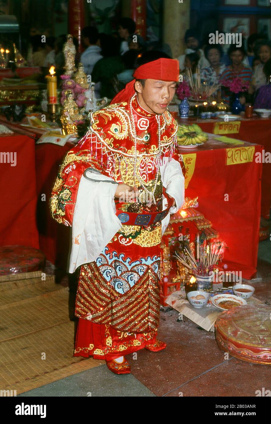 Thailand: Ein besessenes Geistermedium oder mA Song, das Nine Emperor Gods Festival, Chao Mae Thapthim Shrine (Taoist Chinese Joss House), Wang Burapha, Bangkok (1989). Das Nine Emperor Gods Festival ist ein neuntägiges taoistisches fest, das am Vorabend des 9. Mondmonats des chinesischen Kalenders beginnt und vor allem in südostasiatischen Ländern wie Myanmar, Singapur, Malaysia und Thailand stattfindet. Stockfoto