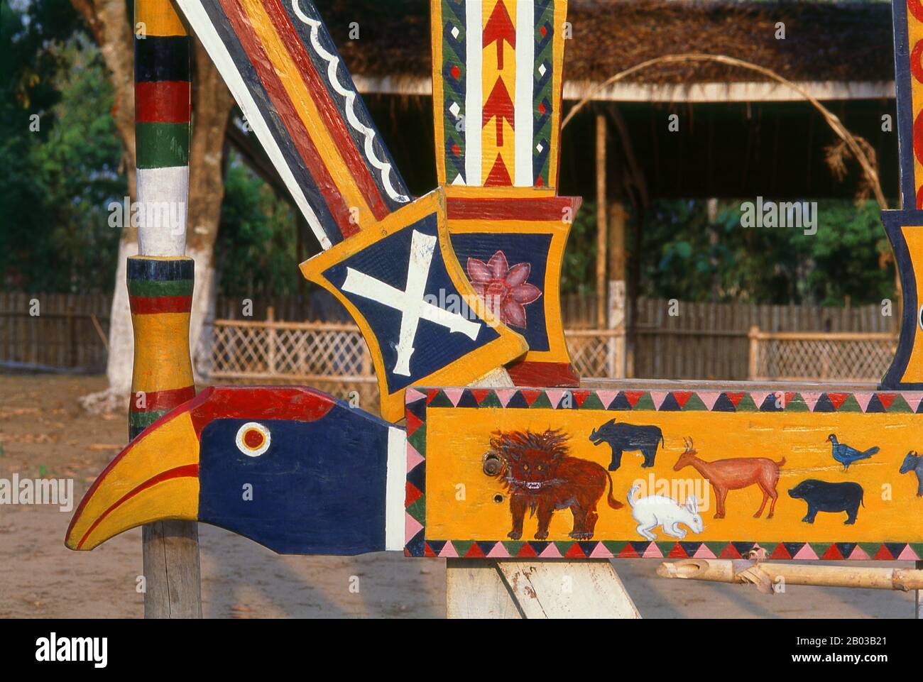 Die Kachins, die für ihre militärische Fähigkeit, ihre Empfänglichkeit für das Christentum und ihr verwickeltes, allumfassendes Verwandtschaftsnetzwerk bemerkenswert sind, sind ein hartes Bergvolk, das in den abgelegenen Hügeln Nordburmas und an den Randgebieten Indiens und Chinas lebt. "Kachin" ist eigentlich ein birmanisches Wort, das in keinem der lokalen Dialekte existiert. Jeder Kachin-Stamm hat einen anderen Namen für sich und seine Nachbarn, aber kein Wort, um die ganze Gruppe zu beschreiben. Stockfoto