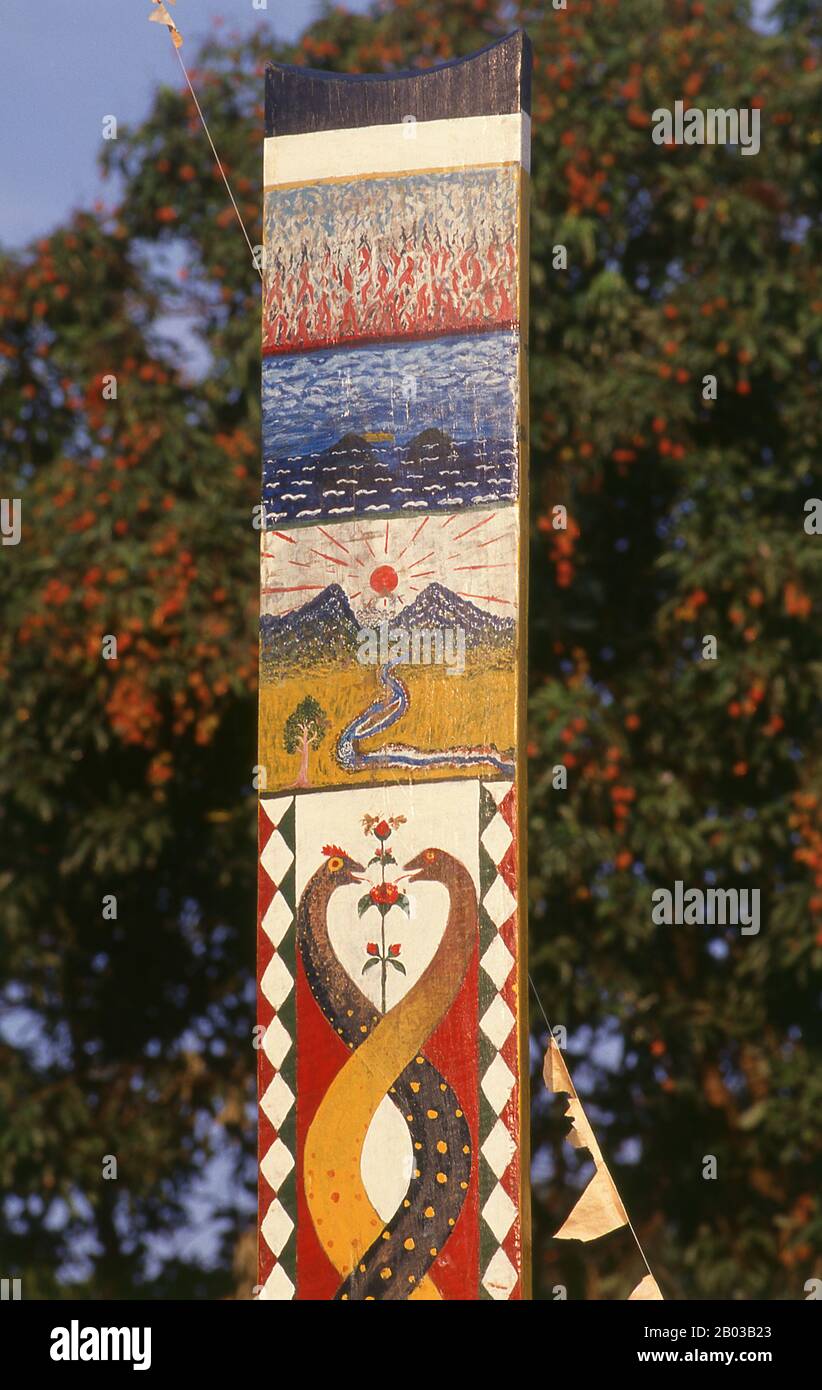 Die Kachins, die für ihre militärische Fähigkeit, ihre Empfänglichkeit für das Christentum und ihr verwickeltes, allumfassendes Verwandtschaftsnetzwerk bemerkenswert sind, sind ein hartes Bergvolk, das in den abgelegenen Hügeln Nordburmas und an den Randgebieten Indiens und Chinas lebt. "Kachin" ist eigentlich ein birmanisches Wort, das in keinem der lokalen Dialekte existiert. Jeder Kachin-Stamm hat einen anderen Namen für sich und seine Nachbarn, aber kein Wort, um die ganze Gruppe zu beschreiben. Stockfoto