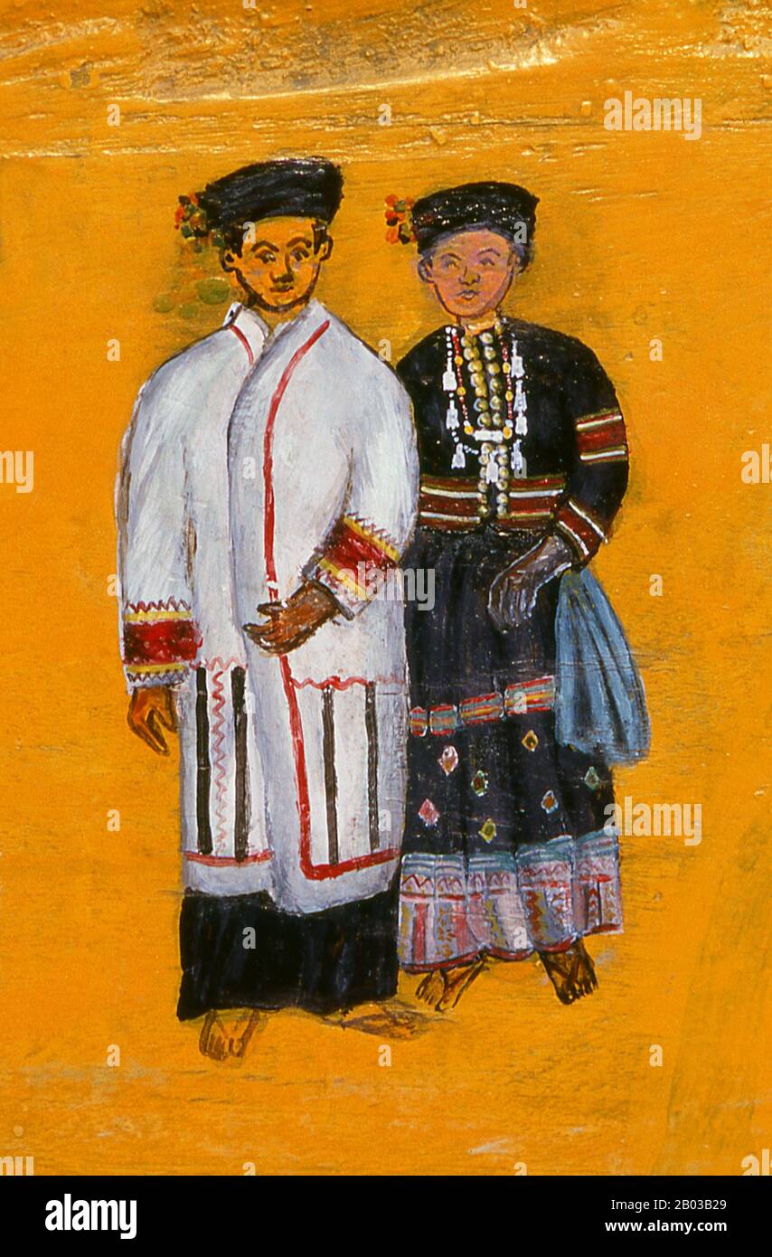 Die Kachins, die für ihre militärische Fähigkeit, ihre Empfänglichkeit für das Christentum und ihr verwickeltes, allumfassendes Verwandtschaftsnetzwerk bemerkenswert sind, sind ein hartes Bergvolk, das in den abgelegenen Hügeln Nordburmas und an den Randgebieten Indiens und Chinas lebt. "Kachin" ist eigentlich ein birmanisches Wort, das in keinem der lokalen Dialekte existiert. Jeder Kachin-Stamm hat einen anderen Namen für sich und seine Nachbarn, aber kein Wort, um die ganze Gruppe zu beschreiben. Stockfoto