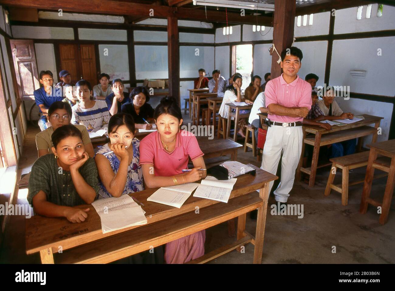 Die Kachins, die für ihre militärische Fähigkeit, ihre Empfänglichkeit für das Christentum und ihr verwickeltes, allumfassendes Verwandtschaftsnetzwerk bemerkenswert sind, sind ein hartes Bergvolk, das in den abgelegenen Hügeln Nordburmas und an den Randgebieten Indiens und Chinas lebt. "Kachin" ist eigentlich ein birmanisches Wort, das in keinem der lokalen Dialekte existiert. Jeder Kachin-Stamm hat einen anderen Namen für sich und seine Nachbarn, aber kein Wort, um die ganze Gruppe zu beschreiben. Stockfoto