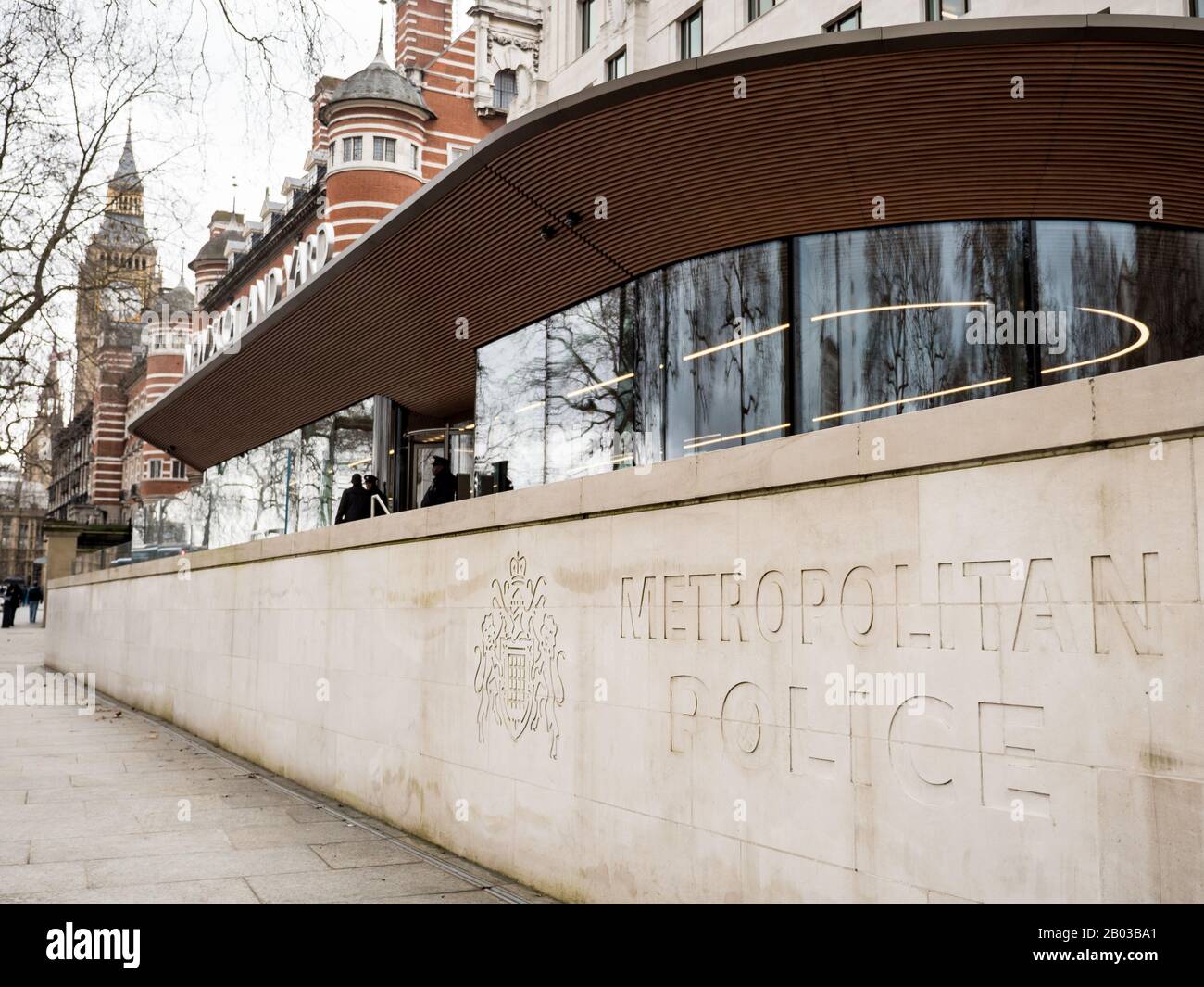 New Scotland Yard, das Hauptquartier der London Metropolitan Police, auf der neuen Victoria Embankment Site in Westminster, hinter der Big Ben zu sehen ist. Stockfoto