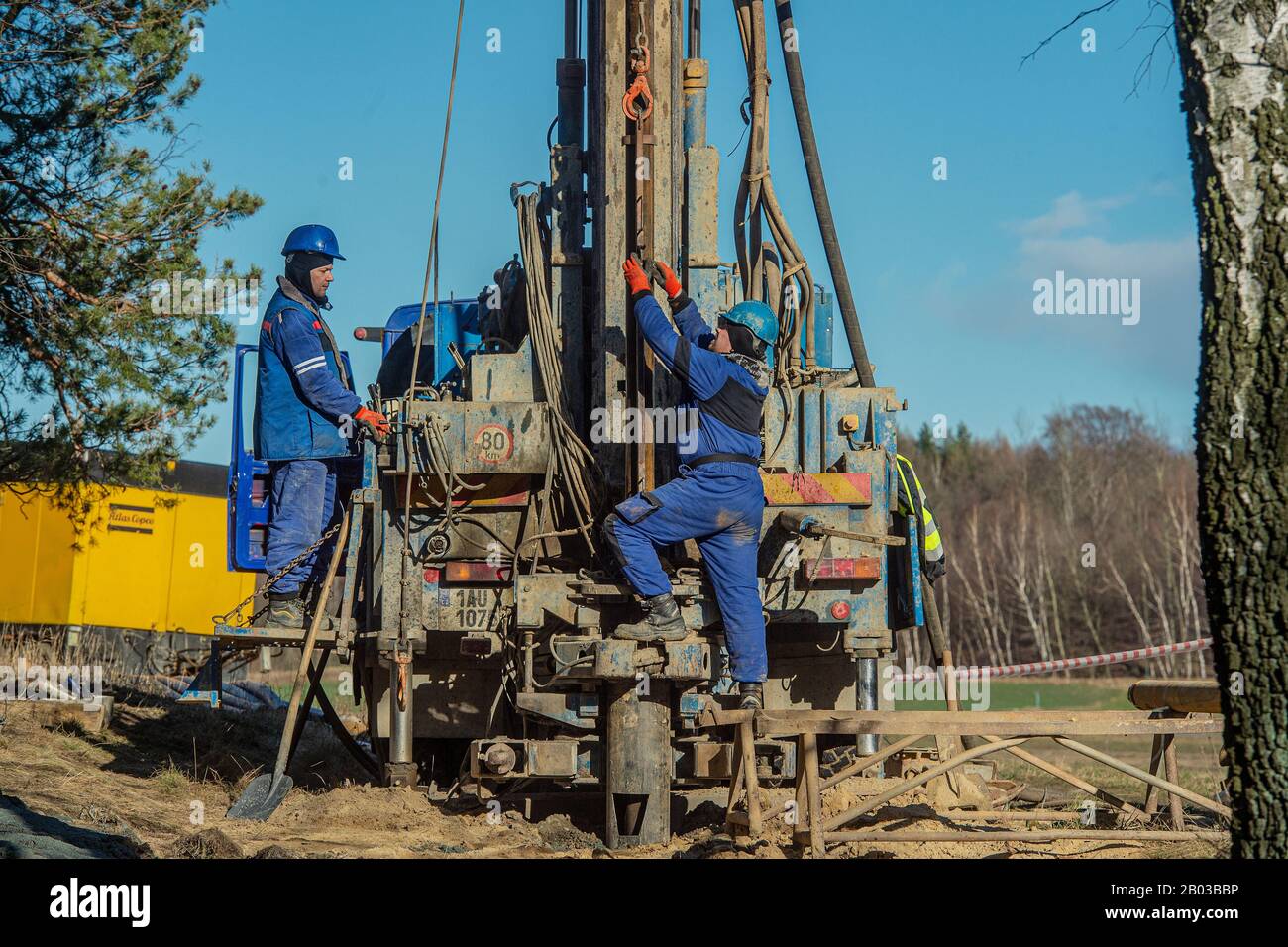 Hermanice, Tschechien. Februar 2020. Am 18. Februar 2020 wird in Hermanice, Tschechien, das Netz der Wasserbohrungen zur Überwachung der Auswirkungen des Turowabbaus in der Umgebung des Tagebaus Turow nahe der tschechisch-polnischen Grenze in Hermanice, Tschechien, weiter ausgebaut. Die Grube Turow versorgt vor allem das nahe gelegene Turow-Werk mit Kohle, das 8 Prozent der polnischen Energieversorgung erzeugt. Der Eigentümer beider Anlagen, die PGE Group (Polska Grupa Energetyczna), plant bis 2044, den Bergbau am Standort fortzusetzen. Kredit: Radek Petrasek/CTK Foto/Alamy Live News Stockfoto