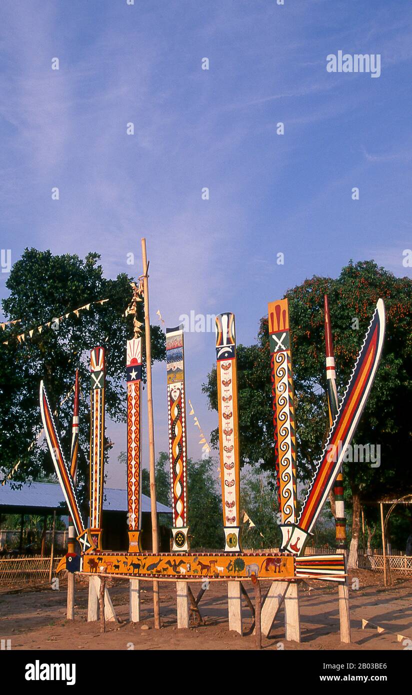 Die Kachins, die für ihre militärische Fähigkeit, ihre Empfänglichkeit für das Christentum und ihr verwickeltes, allumfassendes Verwandtschaftsnetzwerk bemerkenswert sind, sind ein hartes Bergvolk, das in den abgelegenen Hügeln Nordburmas und an den Randgebieten Indiens und Chinas lebt. "Kachin" ist eigentlich ein birmanisches Wort, das in keinem der lokalen Dialekte existiert. Jeder Kachin-Stamm hat einen anderen Namen für sich und seine Nachbarn, aber kein Wort, um die ganze Gruppe zu beschreiben. Stockfoto