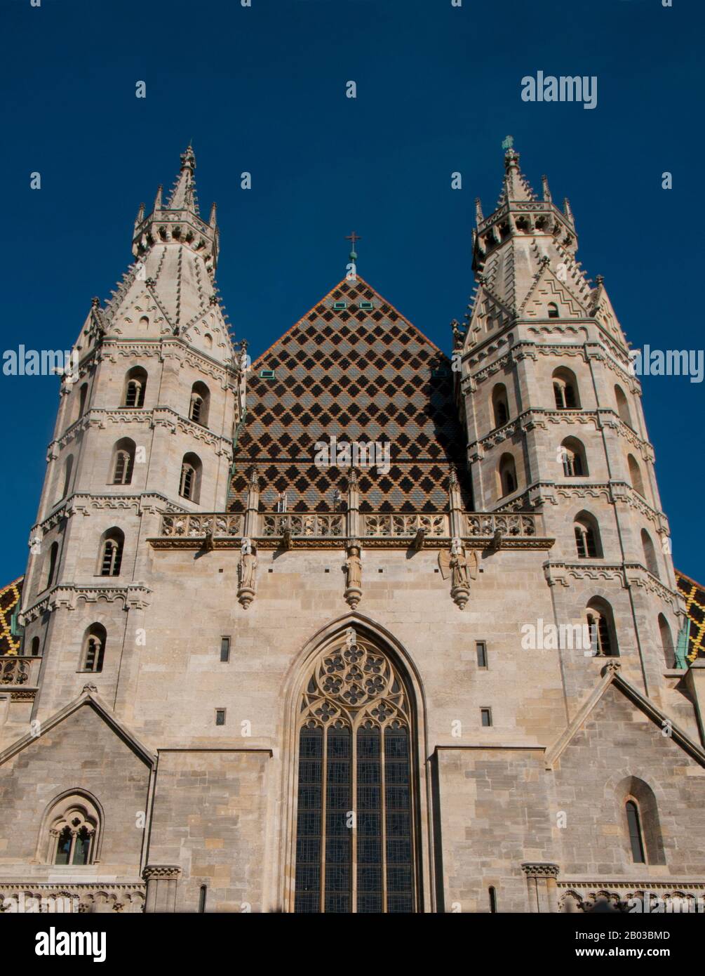 Der Stephansdom ist die Mutterkirche der Römisch-katholischen Erzdiözese Wien und Sitz des Erzbischofes von Wien. Die heutige, heute auf dem Stephansplatz sichtbare, romanisch-gotische Form des Doms wurde maßgeblich von Herzog Rudolf IV. (1339-1365) initiiert und steht auf den Ruinen zweier früherer Kirchen, der ersten, die im Jahre 1147 geweihte Pfarrkirche. Stockfoto