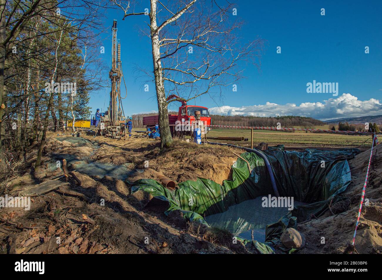 Hermanice, Tschechien. Februar 2020. Am 18. Februar 2020 wird in Hermanice, Tschechien, das Netz der Wasserbohrungen zur Überwachung der Auswirkungen des Turowabbaus in der Umgebung des Tagebaus Turow nahe der tschechisch-polnischen Grenze in Hermanice, Tschechien, weiter ausgebaut. Die Grube Turow versorgt vor allem das nahe gelegene Turow-Werk mit Kohle, das 8 Prozent der polnischen Energieversorgung erzeugt. Der Eigentümer beider Anlagen, die PGE Group (Polska Grupa Energetyczna), plant bis 2044, den Bergbau am Standort fortzusetzen. Kredit: Radek Petrasek/CTK Foto/Alamy Live News Stockfoto