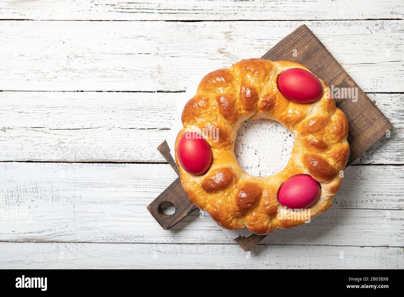 Griechische Osterkuchen. Ostern. Griechisches osterbrot. Eierrolle Stockfoto