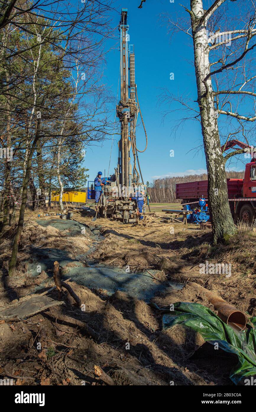 Hermanice, Tschechien. Februar 2020. Am 18. Februar 2020 wird in Hermanice, Tschechien, das Netz der Wasserbohrungen zur Überwachung der Auswirkungen des Turowabbaus in der Umgebung des Tagebaus Turow nahe der tschechisch-polnischen Grenze in Hermanice, Tschechien, weiter ausgebaut. Die Grube Turow versorgt vor allem das nahe gelegene Turow-Werk mit Kohle, das 8 Prozent der polnischen Energieversorgung erzeugt. Der Eigentümer beider Anlagen, die PGE Group (Polska Grupa Energetyczna), plant bis 2044, den Bergbau am Standort fortzusetzen. Kredit: Radek Petrasek/CTK Foto/Alamy Live News Stockfoto