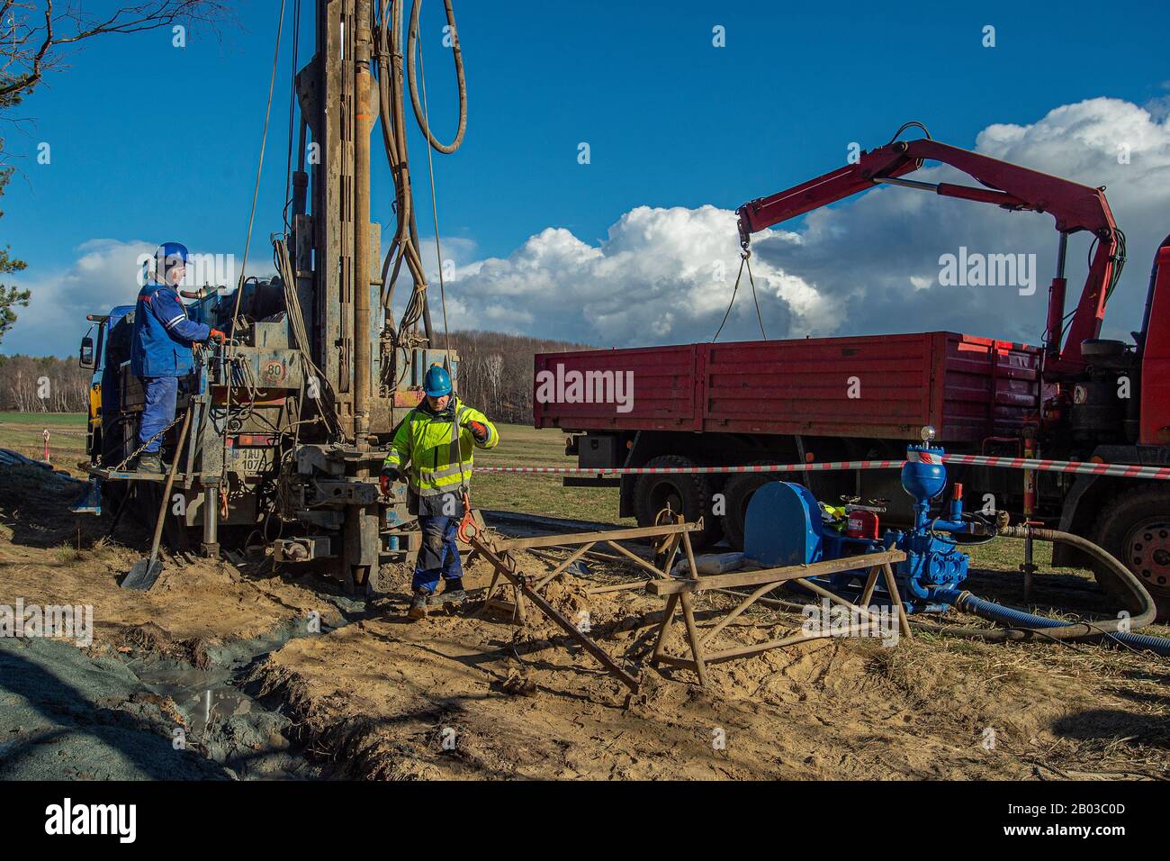 Hermanice, Tschechien. Februar 2020. Am 18. Februar 2020 wird in Hermanice, Tschechien, das Netz der Wasserbohrungen zur Überwachung der Auswirkungen des Turowabbaus in der Umgebung des Tagebaus Turow nahe der tschechisch-polnischen Grenze in Hermanice, Tschechien, weiter ausgebaut. Die Grube Turow versorgt vor allem das nahe gelegene Turow-Werk mit Kohle, das 8 Prozent der polnischen Energieversorgung erzeugt. Der Eigentümer beider Anlagen, die PGE Group (Polska Grupa Energetyczna), plant bis 2044, den Bergbau am Standort fortzusetzen. Kredit: Radek Petrasek/CTK Foto/Alamy Live News Stockfoto