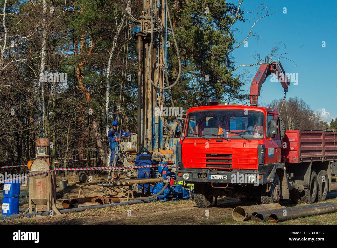 Hermanice, Tschechien. Februar 2020. Am 18. Februar 2020 wird in Hermanice, Tschechien, das Netz der Wasserbohrungen zur Überwachung der Auswirkungen des Turowabbaus in der Umgebung des Tagebaus Turow nahe der tschechisch-polnischen Grenze in Hermanice, Tschechien, weiter ausgebaut. Die Grube Turow versorgt vor allem das nahe gelegene Turow-Werk mit Kohle, das 8 Prozent der polnischen Energieversorgung erzeugt. Der Eigentümer beider Anlagen, die PGE Group (Polska Grupa Energetyczna), plant bis 2044, den Bergbau am Standort fortzusetzen. Kredit: Radek Petrasek/CTK Foto/Alamy Live News Stockfoto