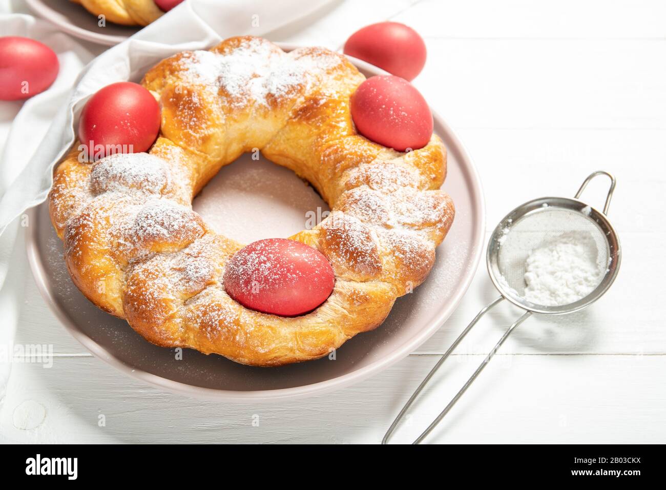 Italienisches osterbrot. Rote Eier. Köstlicher Osterkuchen. Italien.Nahaufnahme Stockfoto