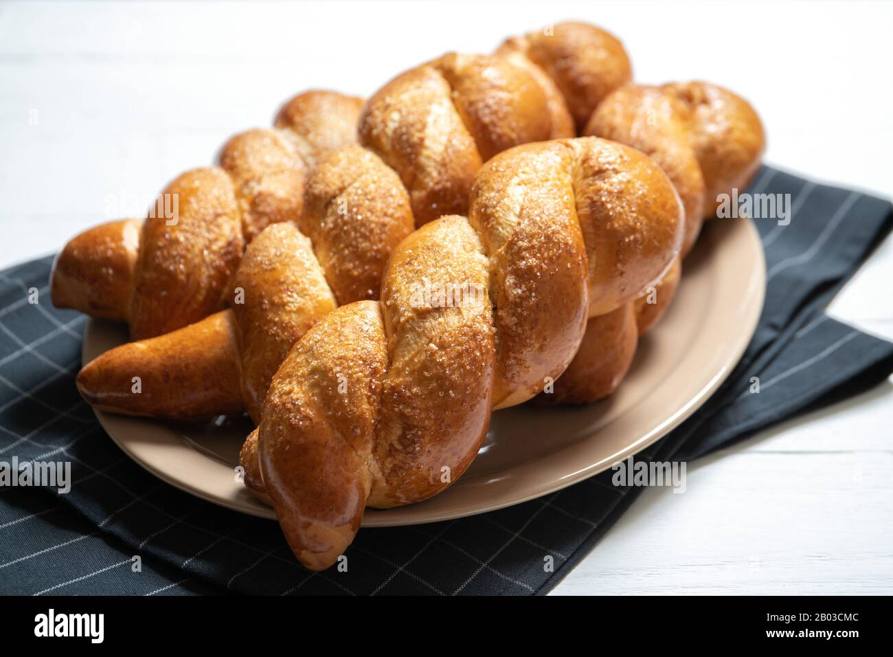 Köstliches Gebäck. Leckere Brötchen. Köstliche Pigtail Brötchen. Nahaufnahme Stockfoto