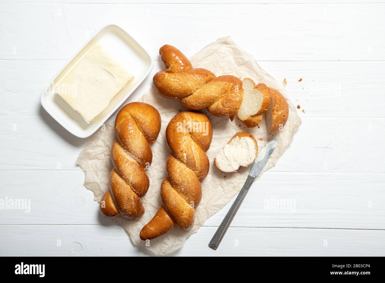 Köstliches Gebäck. Leckere Brötchen. Köstliche Schweinebäse. Bun mit Butter. Stockfoto