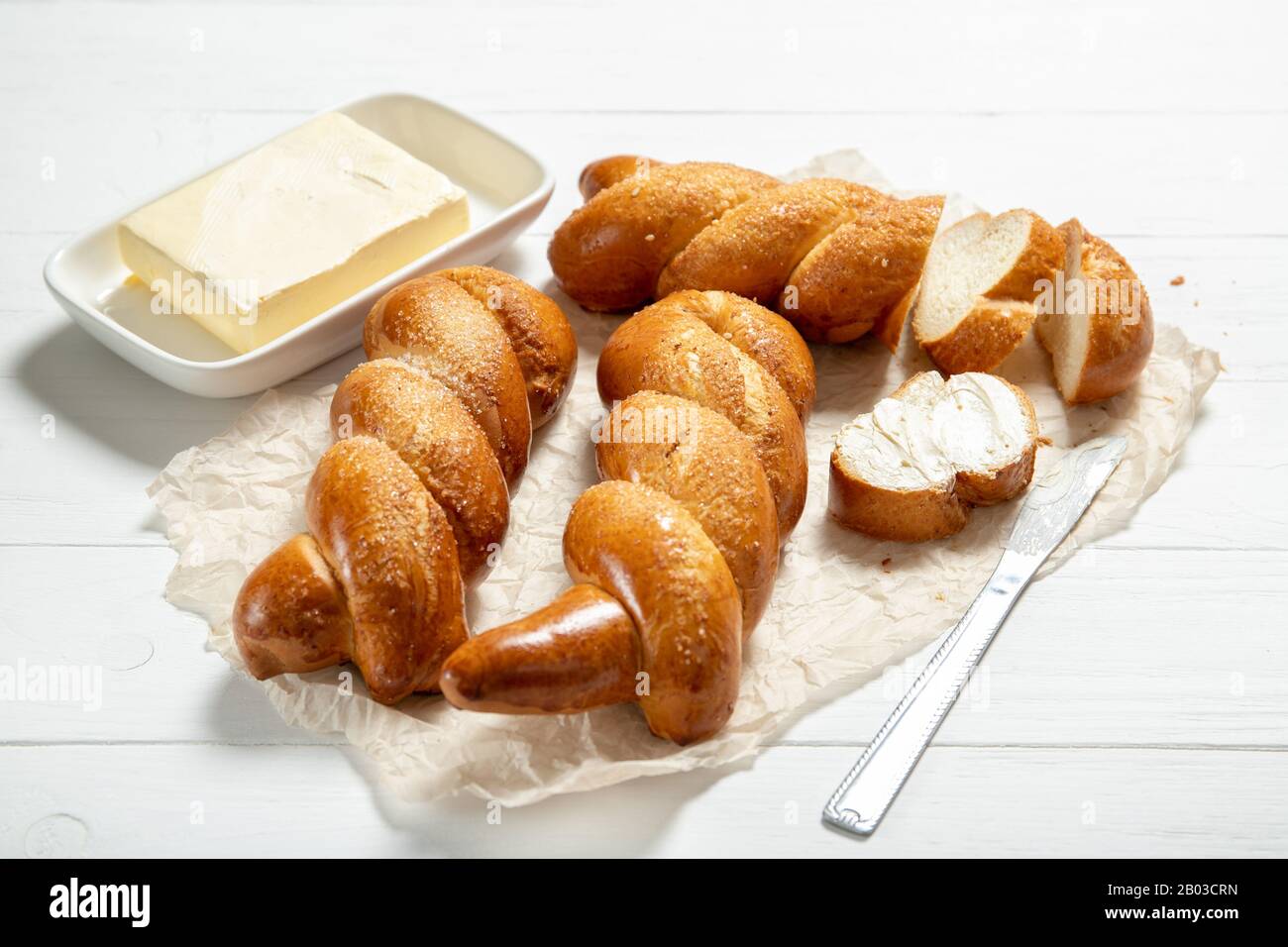 Köstliches Gebäck. Leckere Brötchen. Köstliche Schweinebäse. Bun mit Butter. Stockfoto