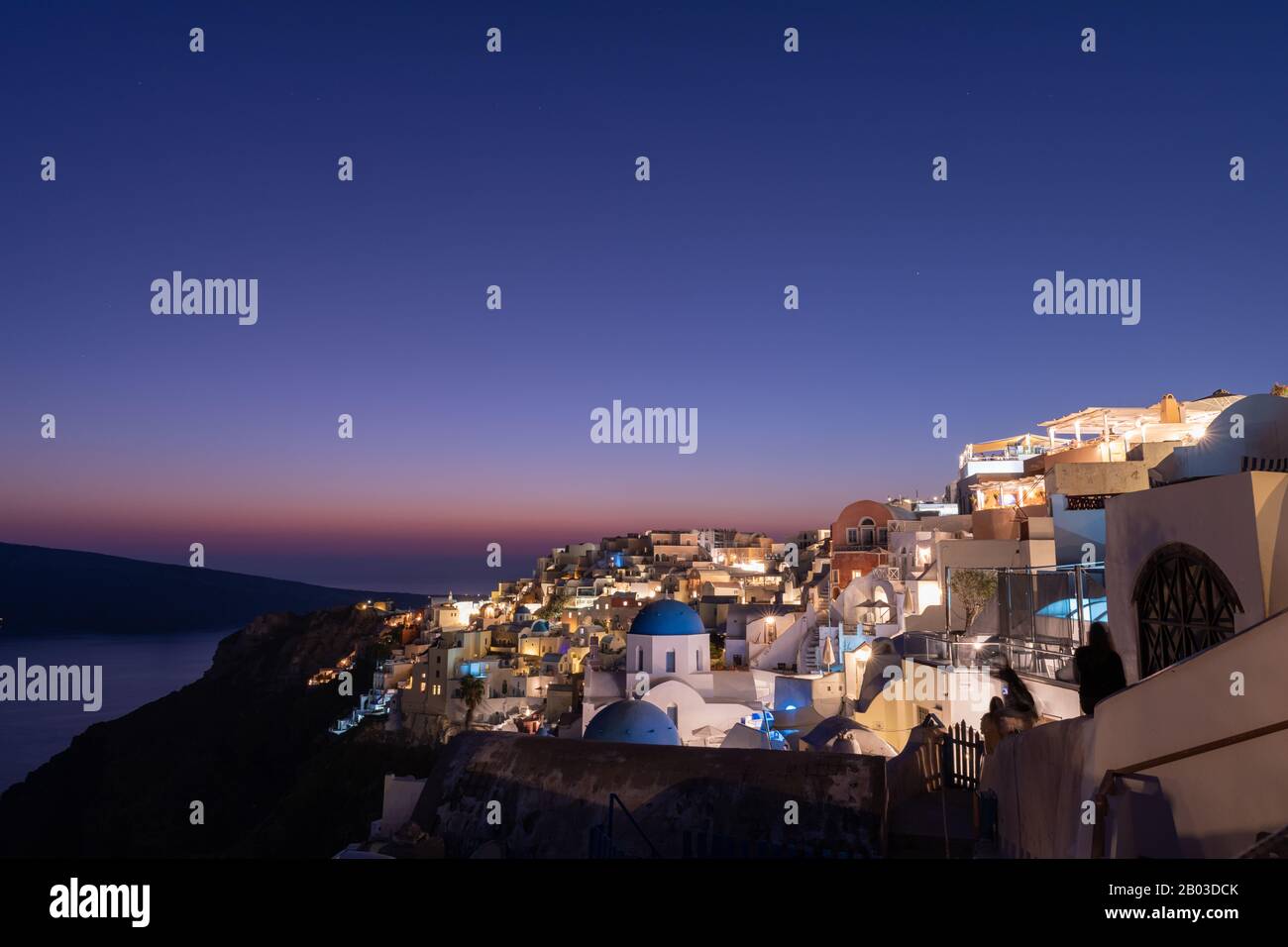 Ein schöner Schuss von Oia, auf der Insel Santorini, Griechenland, nach Sonnenuntergang und während der blauen Stunde. Stockfoto