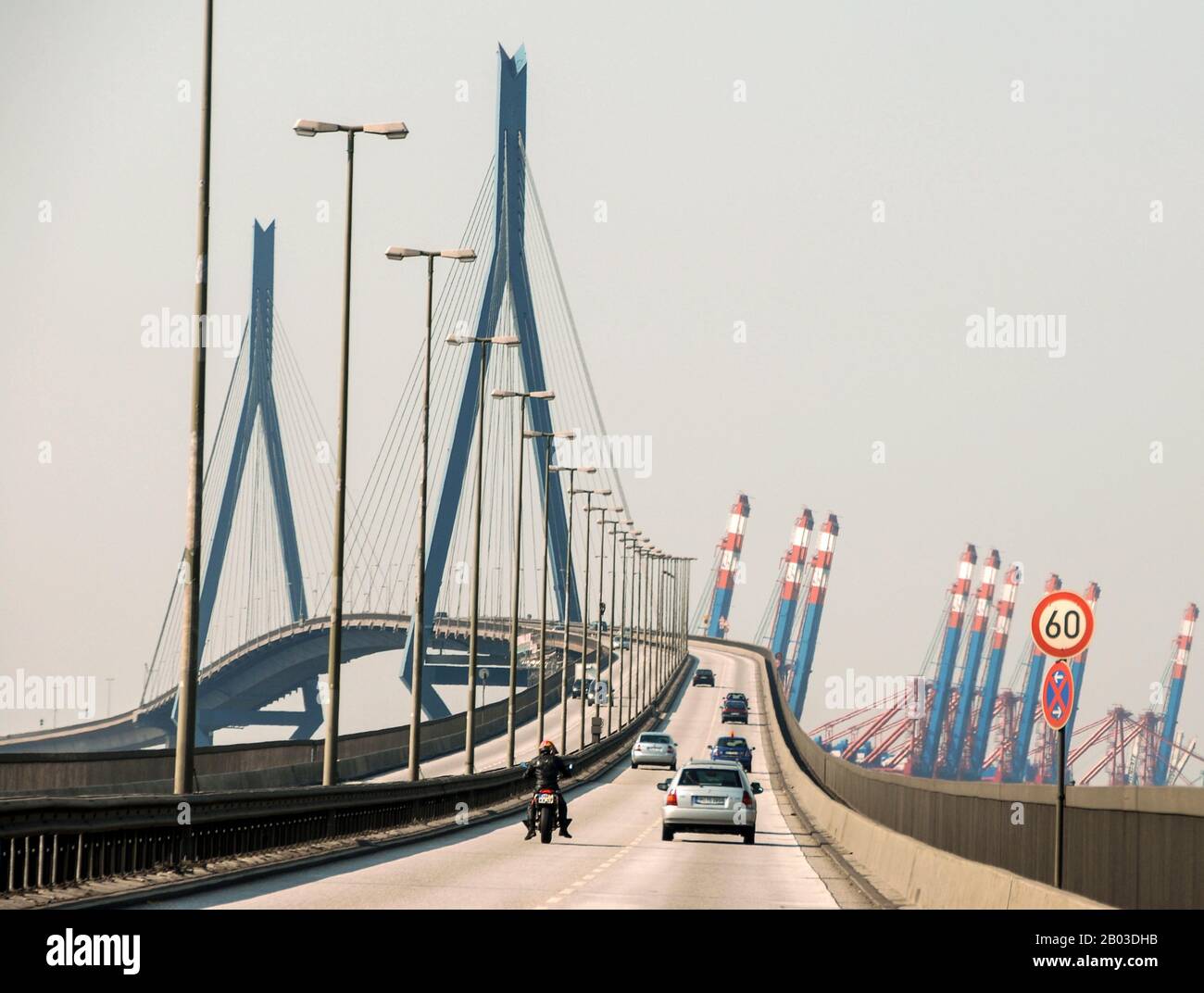 Kohlbrandbrücke (kleines Goldenes Tor) über die Elbe in Hamburg (Deutschlands zweitgrößte Stadt) in Norddeutschland. Hamburg ist mit dem Stockfoto