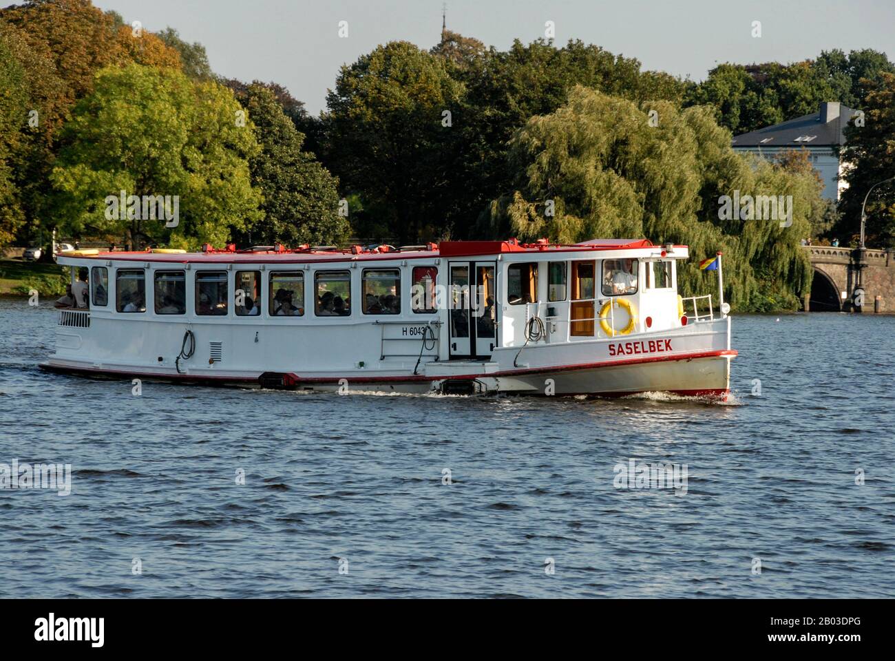 Die Saselbek, ein Ausflugsboot, benannt nach einem kleinen Fluss, der in die , Innere Alsterseen in Mittel-Hamburg, Norddeutschland, fließt Stockfoto