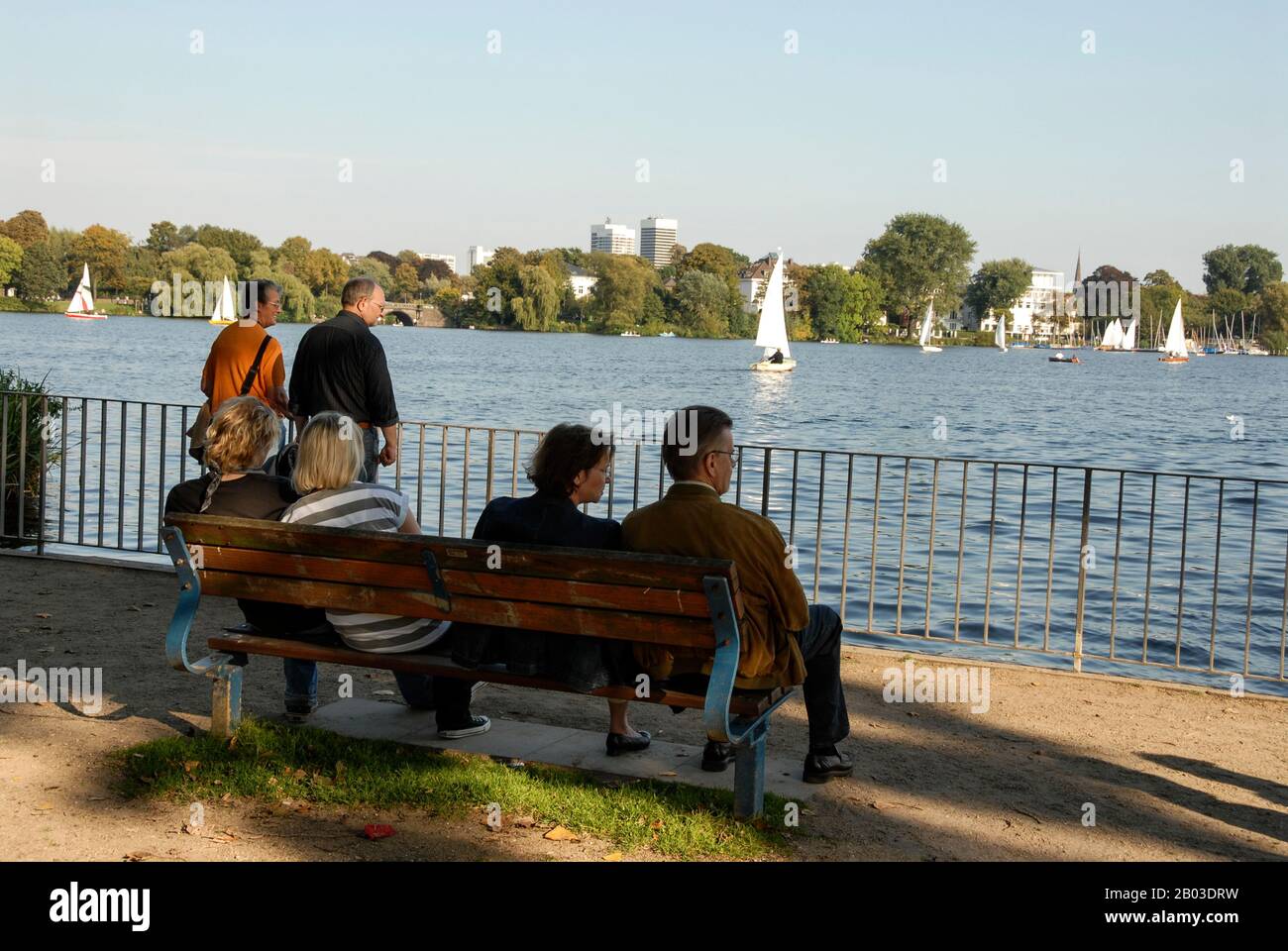 Besucher und Einheimische genießen die Sonne am Alsterinnensee im Zentrum Hamburgs, Norddeutschland Stockfoto