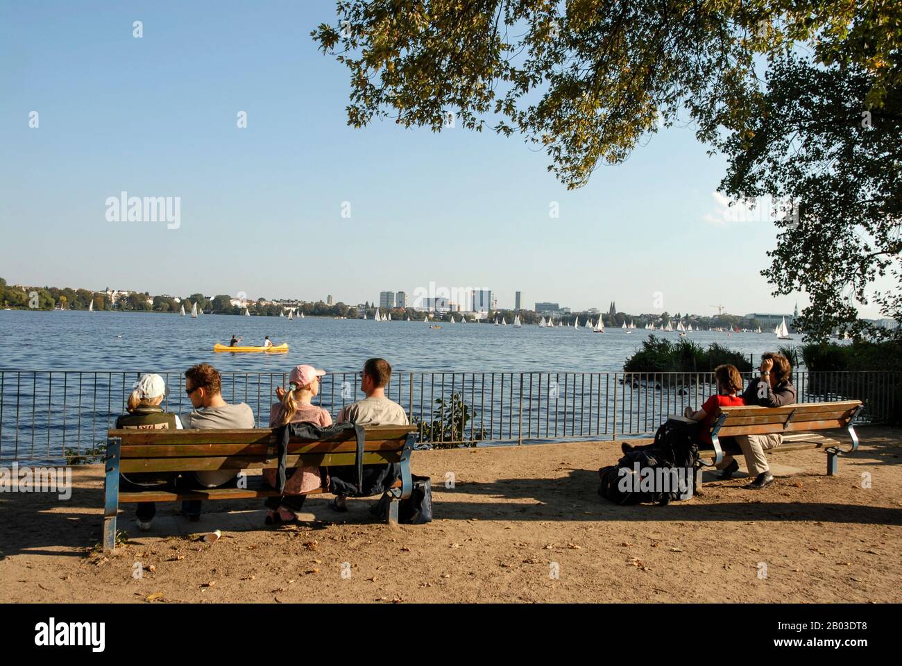 Besucher und Einheimische genießen die Sonne am Alsterinnensee im Zentrum Hamburgs, Norddeutschland Stockfoto