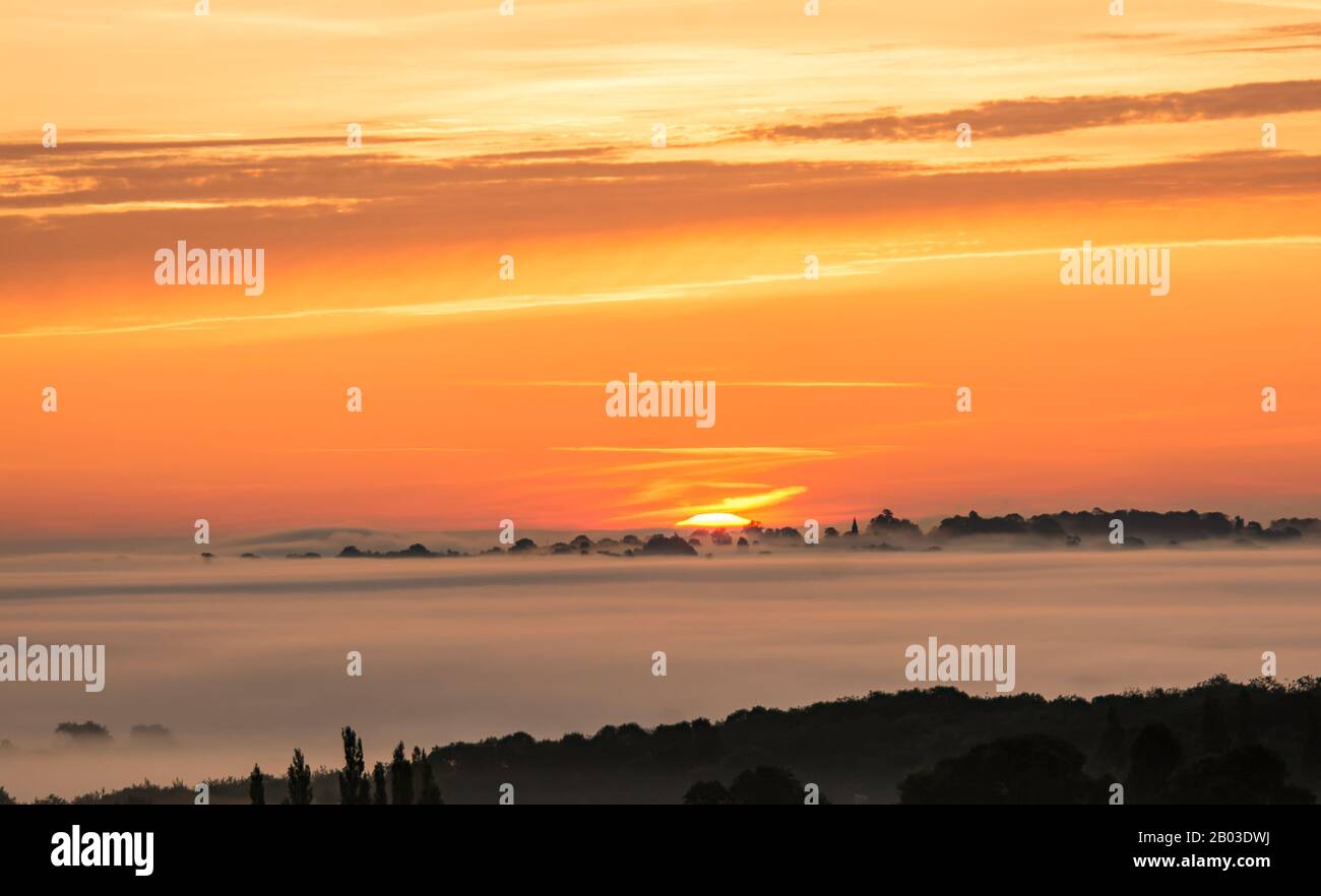 Fantastischer Sonnenaufgang über Shropshire mit tief liegendem Nebel. Stockfoto