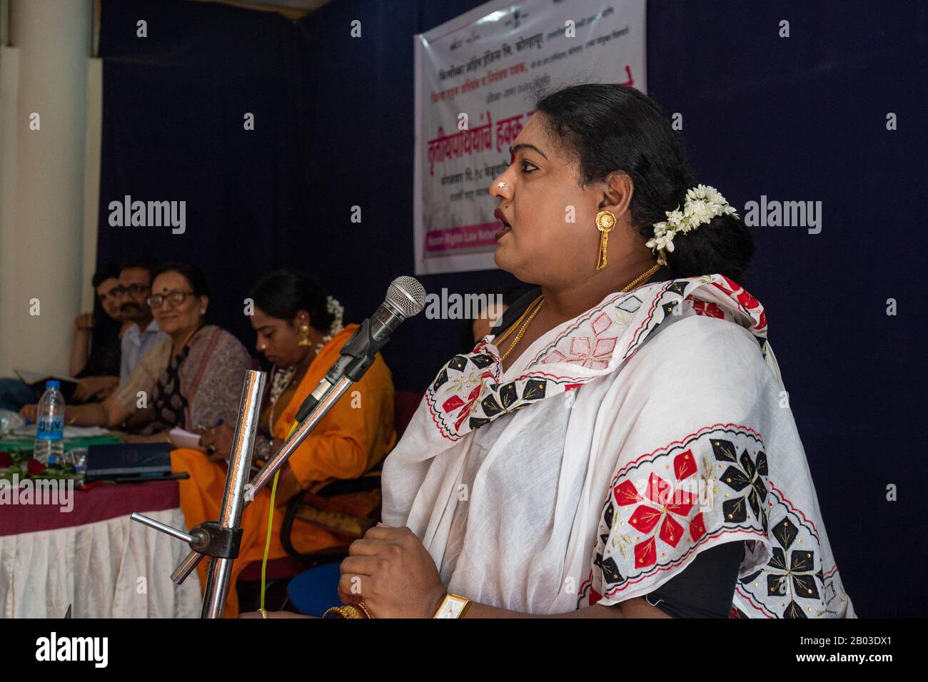 Kolhapur, Maharashtra, Indien. Februar 2020. Das Bewusstsein für Transgender-Rechte und das Bewusstsein für indische Gesetze wurde in Kolhapur abgehalten. Die Veranstaltung wurde organisiert, um eine Sensation in Trans Prople und ihren Familien zu schaffen. Der Trans-Aktivist Vicky Shinde aus Mumbai, der im nationalen Transrechtsausschuss ist, führte bei dieser Gelegenheit. Auch die Trans-Aktivistin Mayuri, Sadhana Zadbuke, der schwule Aktivist Vishal schlossen sich ihnen an. Die Veranstaltung wurde vom District Aids Control Committee und Kirloskar Oil Engines organisiert, um Bewusstsein für Trans People zu schaffen. (Bild: © Abhijeet Gurj Stockfoto