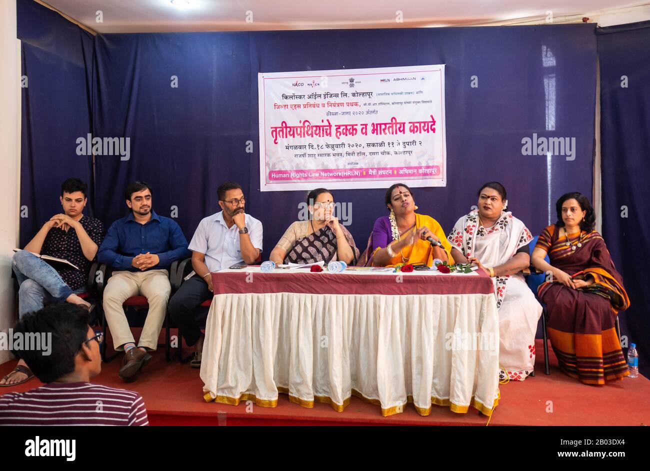 Kolhapur, Maharashtra, Indien. Februar 2020. Das Bewusstsein für Transgender-Rechte und das Bewusstsein für indische Gesetze wurde in Kolhapur abgehalten. Die Veranstaltung wurde organisiert, um eine Sensation in Trans Prople und ihren Familien zu schaffen. Der Trans-Aktivist Vicky Shinde aus Mumbai, der im nationalen Transrechtsausschuss ist, führte bei dieser Gelegenheit. Auch die Trans-Aktivistin Mayuri, Sadhana Zadbuke, der schwule Aktivist Vishal schlossen sich ihnen an. Die Veranstaltung wurde vom District Aids Control Committee und Kirloskar Oil Engines organisiert, um Bewusstsein für Trans People zu schaffen. (Bild: © Abhijeet Gurj Stockfoto