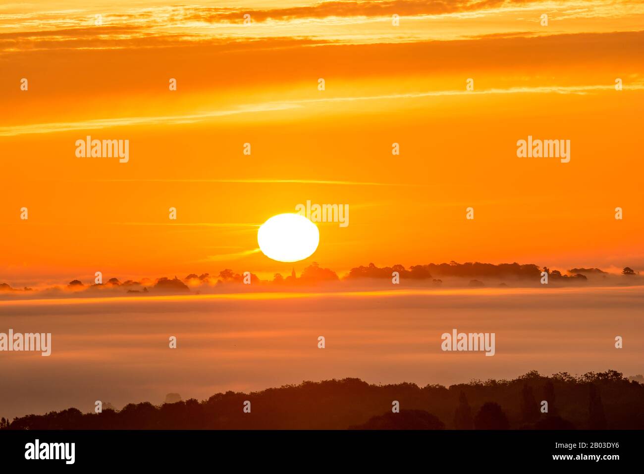 Fantastischer Sonnenaufgang über Shropshire mit tief liegendem Nebel. Stockfoto