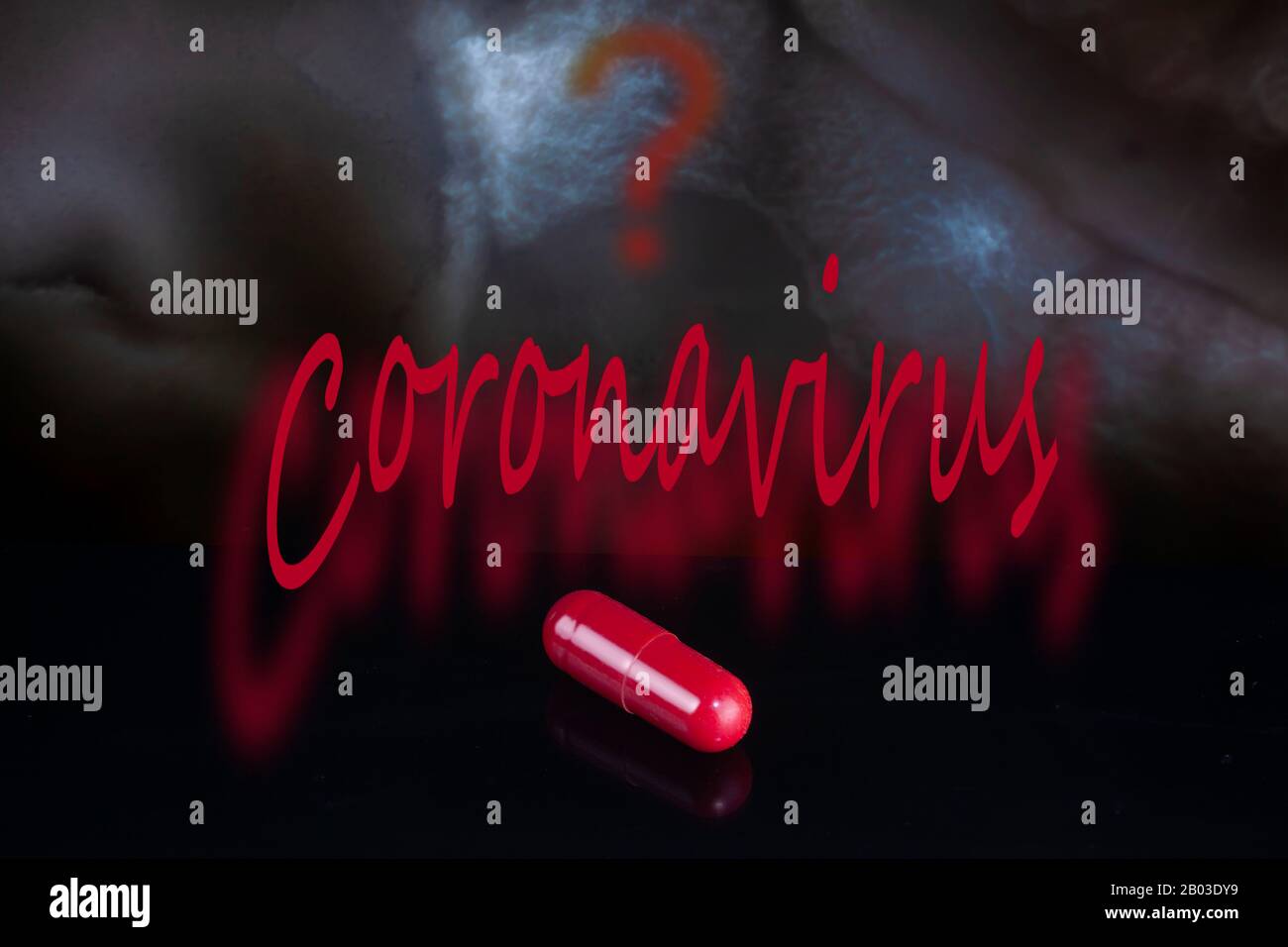Studio von einer roten Pille auf schwarzem Hintergrund mit Coronavirus-Typ und Fragezeichen Stockfoto