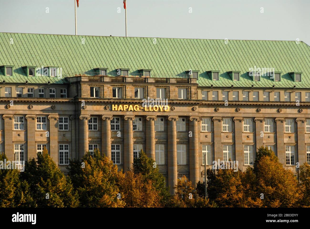 Die H.Q der Hapag-Lloyde-Schiffahrtsgesellschaft gegenüber der Inneren Alster in Hamburg Stockfoto