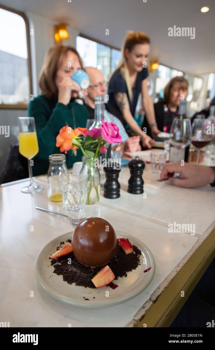 Kellnerin mit Speisen, Dessert und Kaffee, Darcie und May Green Floating Restaurant, Grand Union Canal, Paddington London UK Stockfoto